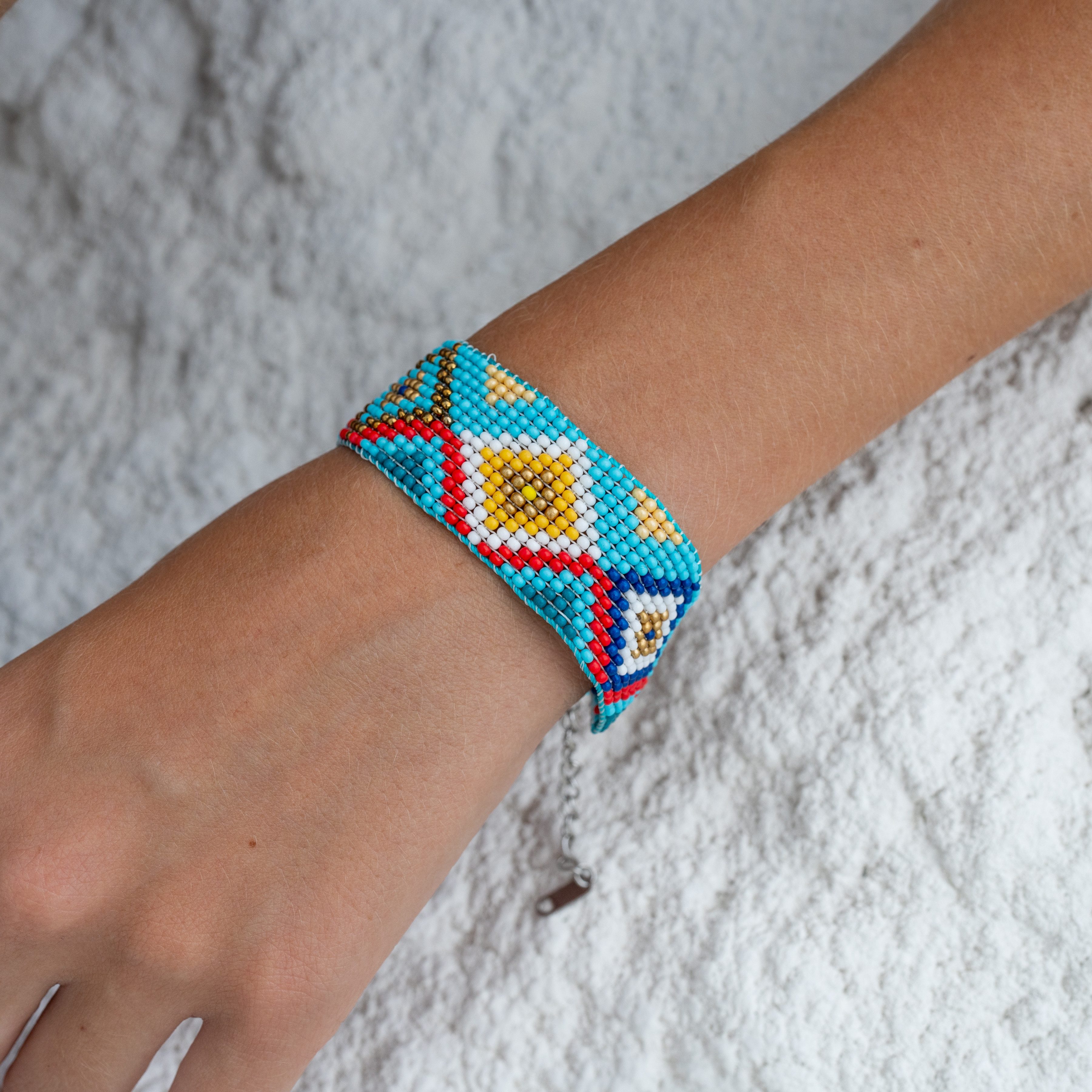 Made by Nami Perlenarmband Damen Armband bunt mit Perlen wasserfest Boho-Stil, aus Perlen – sommerlich – mit Verlängerung