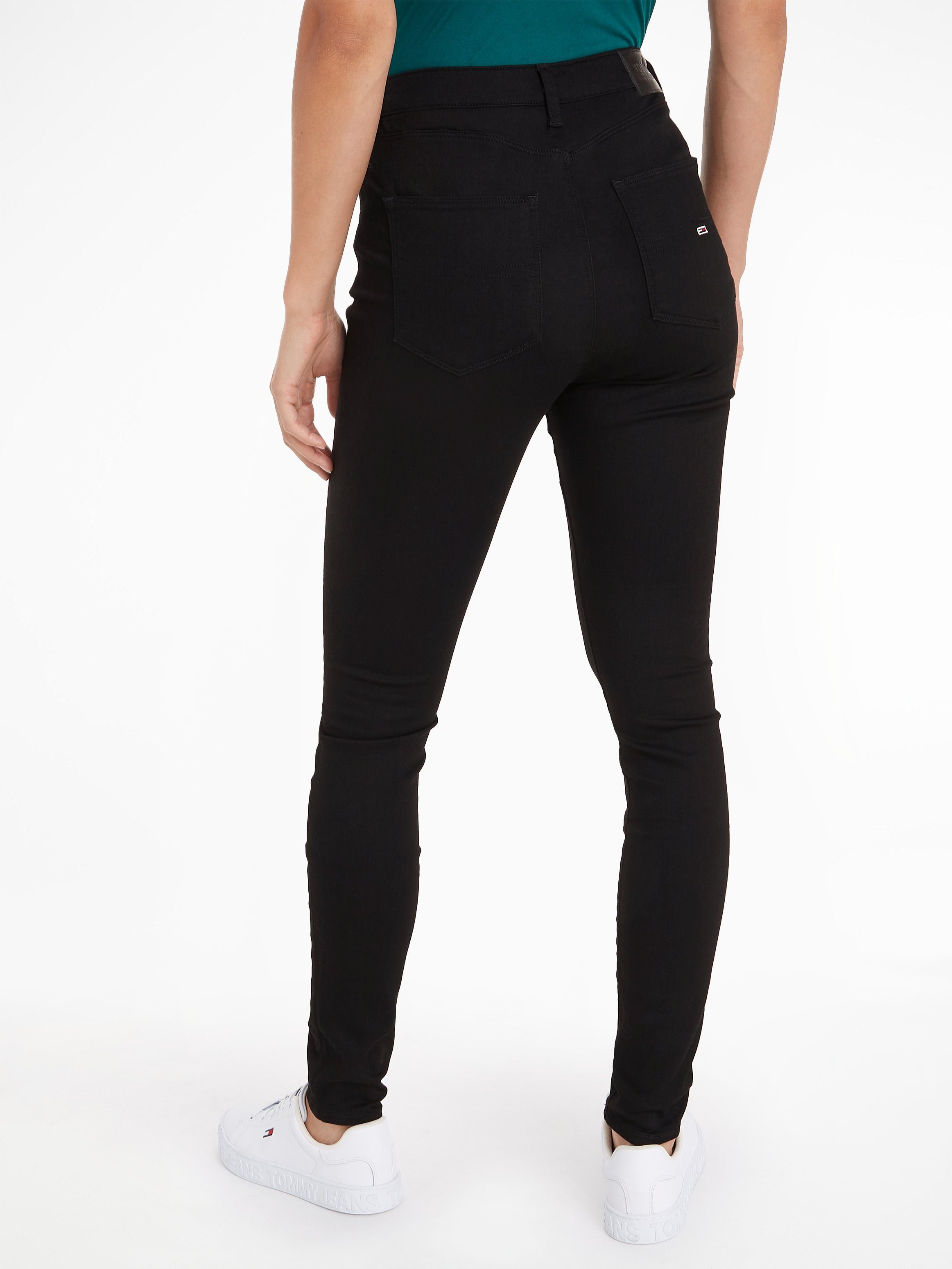 SYLVIA Jeans Skinny-fit-Jeans einen Materialien SKNY Black Tommy Sitz. für SUPER und HR Hochwertige perfekten Staten bequemen