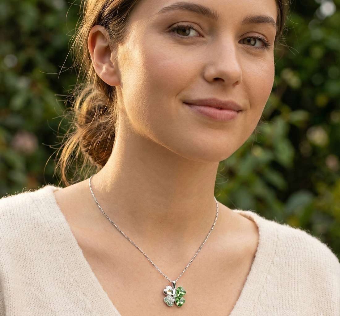 Taffstyle Kette mit Anhänger Glückskette Halskette Kristall Kleeblatt Zirkonia Weißgold vergoldet (Edler Glücksanhänger mit funkelnden Kristall Steinen in einer Geschenkverpackung), Geschenkidee für Frauen