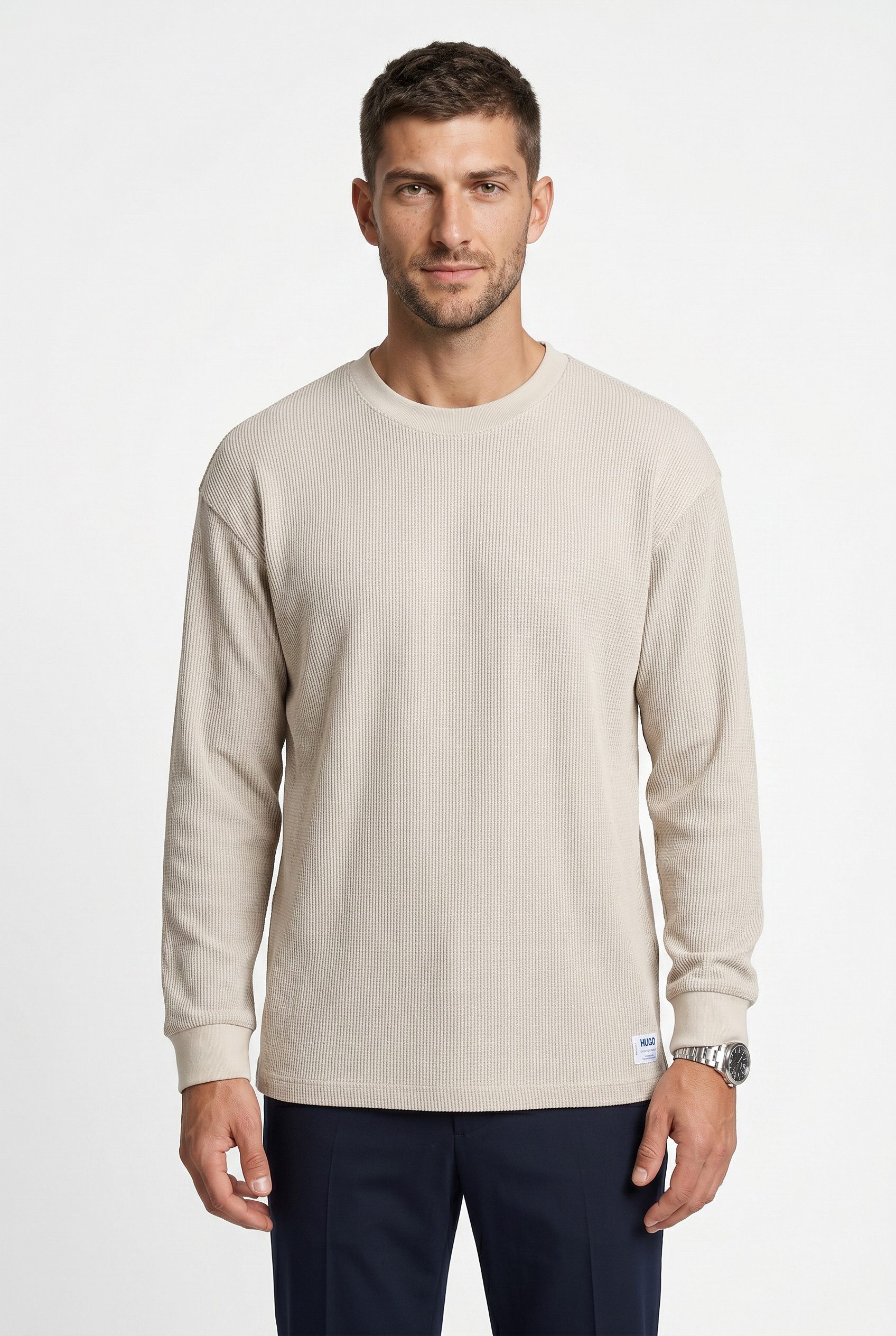 HUGO Langarmshirt Nuwolo Rundhalsausschnitt, lässig geschnitten, Logo-Badge
