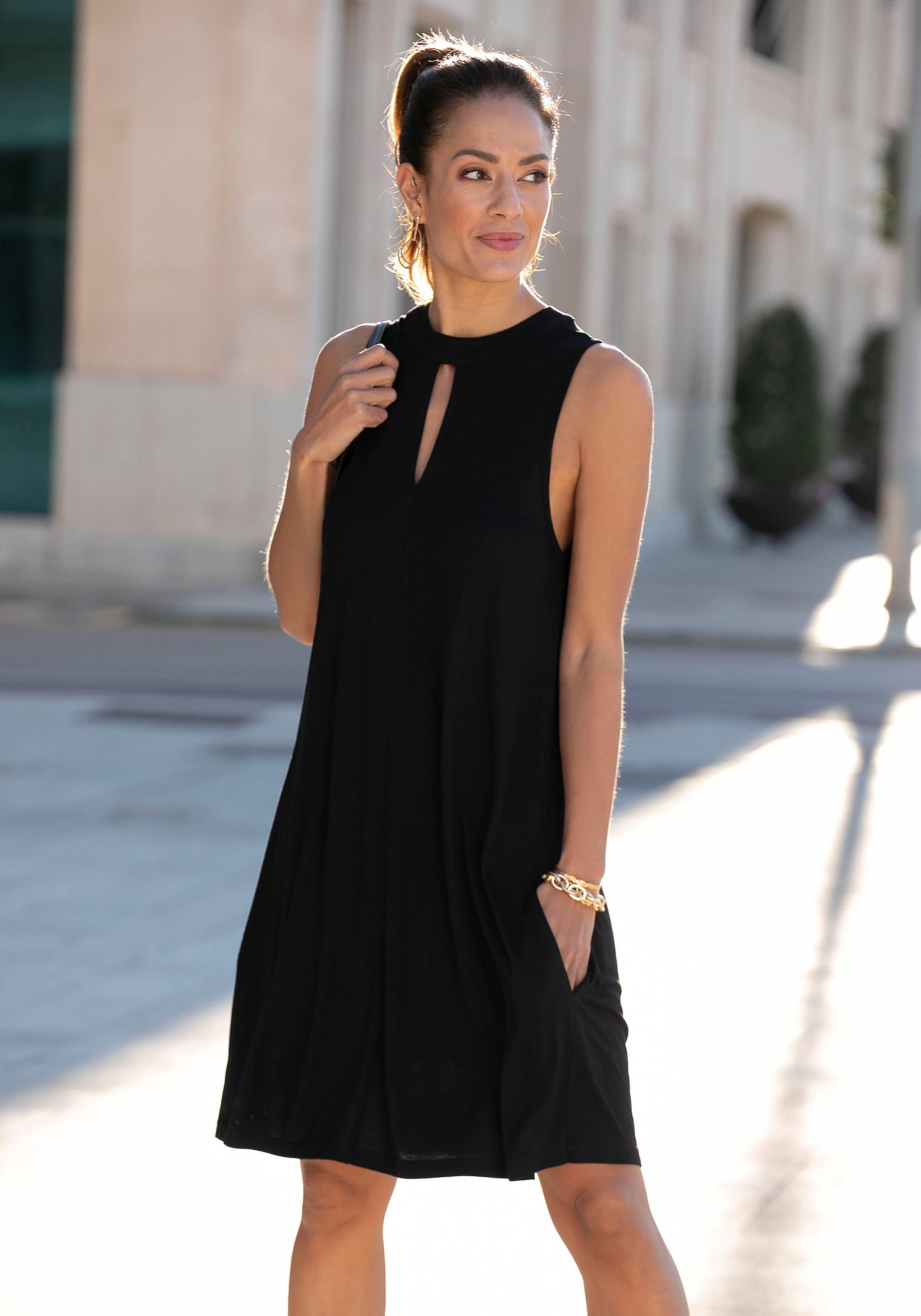 LASCANA Jerseykleid in weit schwingender Form mit Taschen, figurumspielend Sommerkleid mit Bindeband im Nacken, elegantes Viskosekleid, Festival