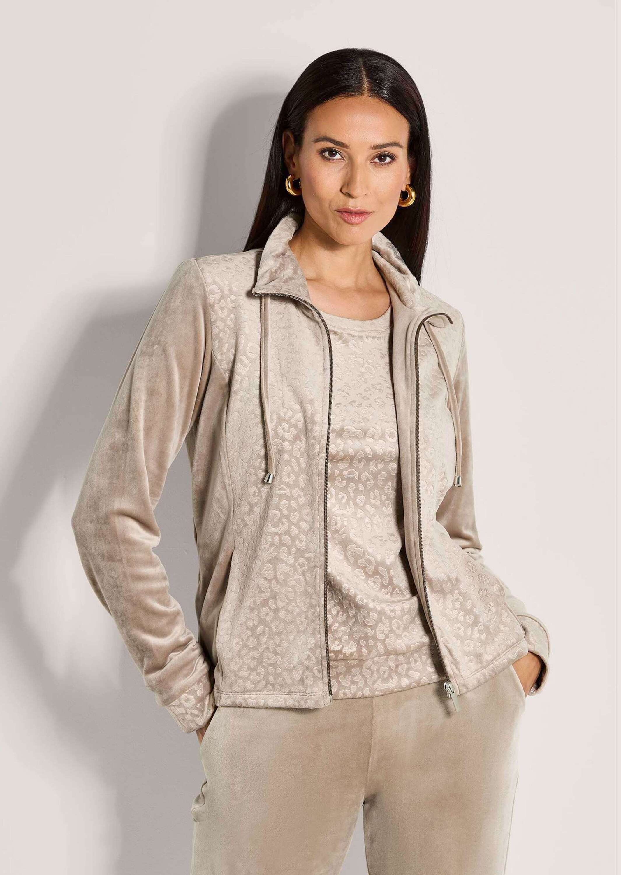 MADELEINE Outdoorjacke Flauschige Nickijacke mit Reißverschluss Sportive Jacke mit Stehkragen und Taschen