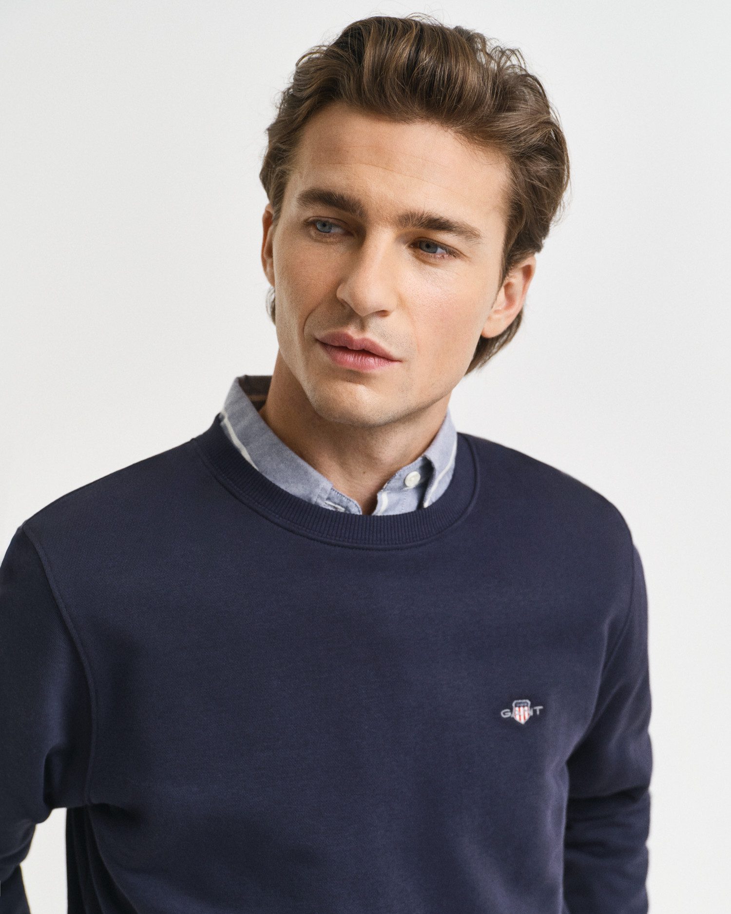 Gant Sweatshirt REG SHIELD C-NECK SWEAT mit Logostickerei auf der Brust