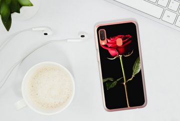 MuchoWow Handyhülle Eine rote Rose auf schwarzem Hintergrund, Handyhülle Samsung Galaxy A20e, Smartphone-Bumper, Print, Handy
