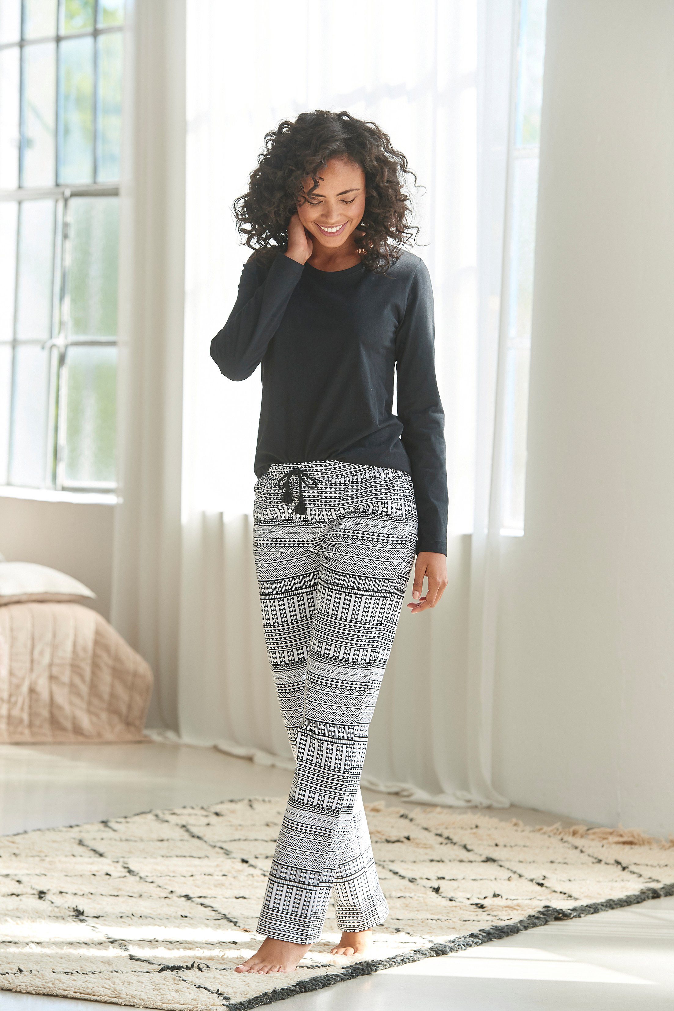 Vivance Dreams Pyjama (Set, 2 tlg) mit schwarz-weißem Ethno-Muster