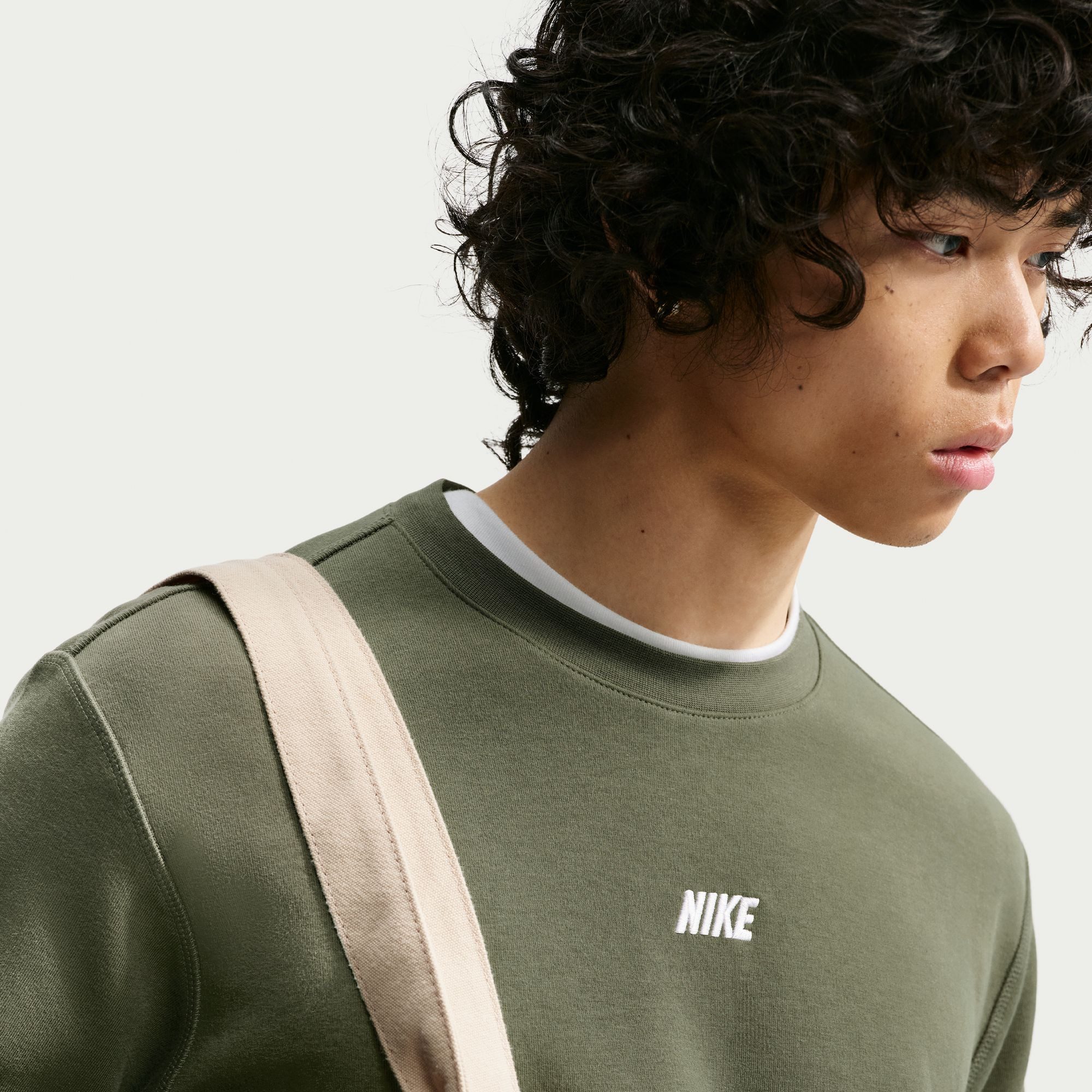 Nike Sportswear Sweatshirt Nike Sportswear Club Men's Long-Sleeve Varsity Crew mit Varsity-inspiriertem Design, in den Größen S bis XXXL erhältlich