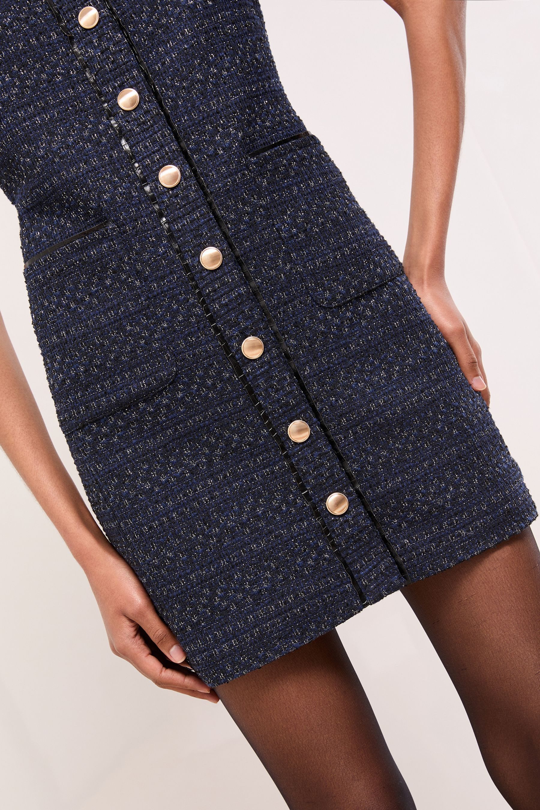 LIPSY Strickkleid Lipsy Kurzärmeliges, geknöpftes Bouclé-Etuikleid (1-tlg)