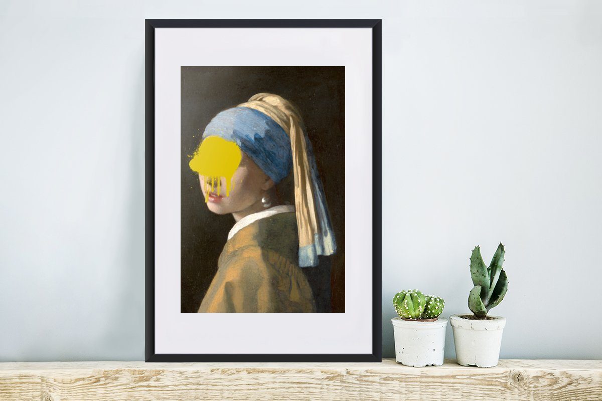 MuchoWow Poster Mädchen Bilderrahmen mit Kunstdruck, Poster, (1 Johannes Gerahmtes mit St), Rahmen, - Vermeer - Perlenohrring Schwarzem Gemälde