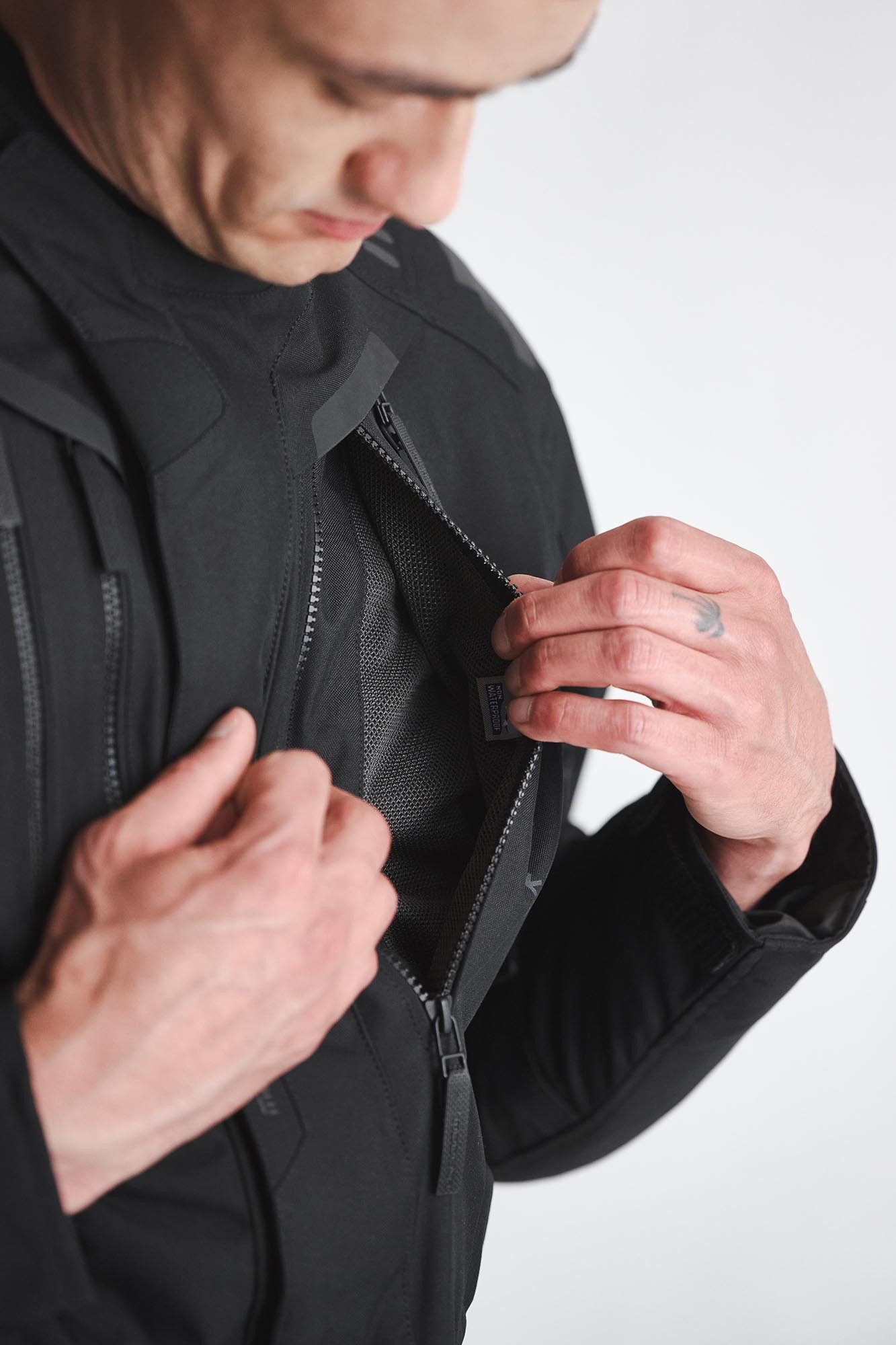 Modeka Motorradjacke Striker III Motorrad-Textiljacke Airbag vorbereitet,Verbindungsreißverschluss,Ellenbogenprotektore – Bild 4 von 5