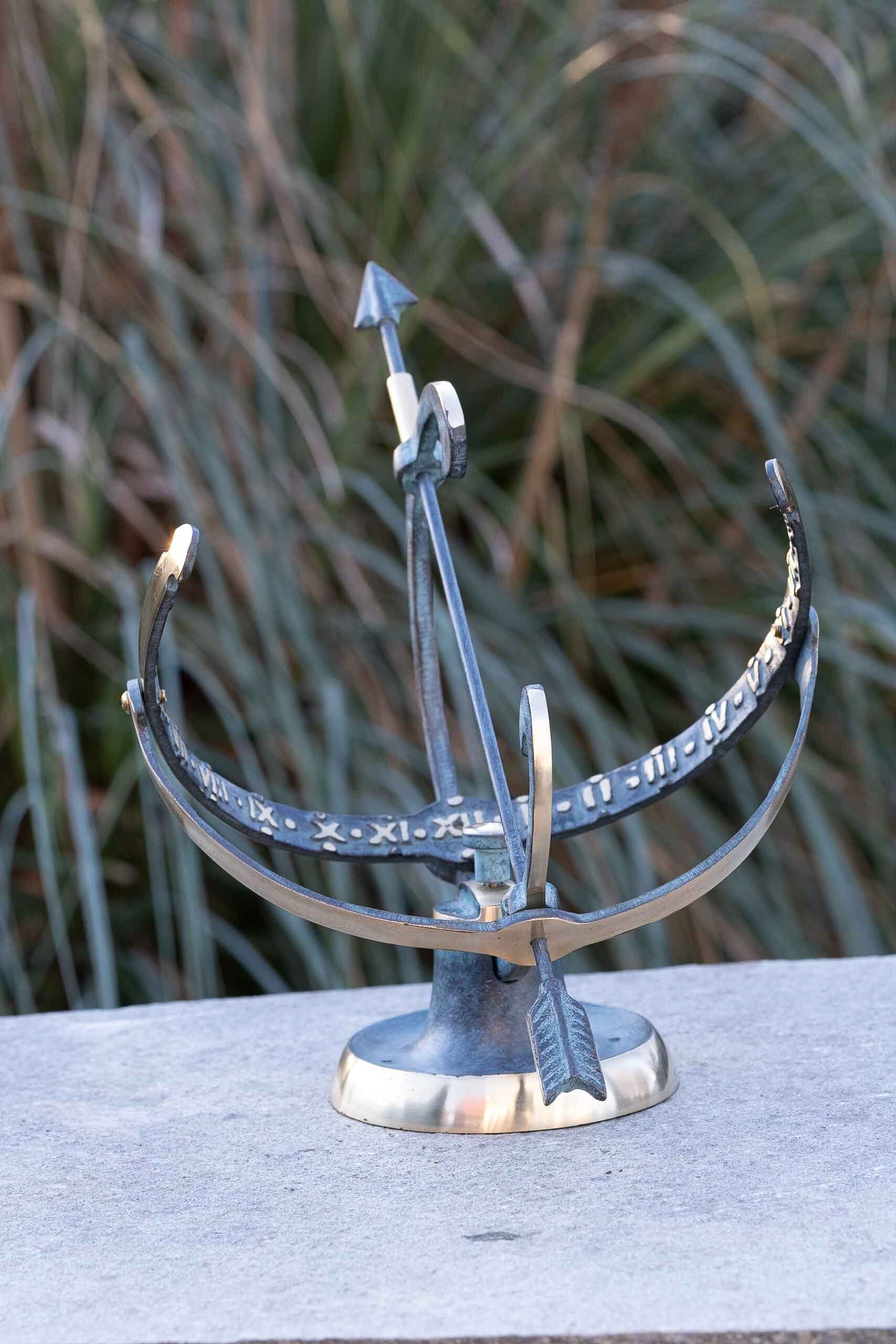 IDYL Gartenfigur IDYL Outdoor Zeitmesser aus Bronze "Sonnenuhr", Werden im Wachsausschmelzverfahren in Bronze gegossen Hand patiniert.