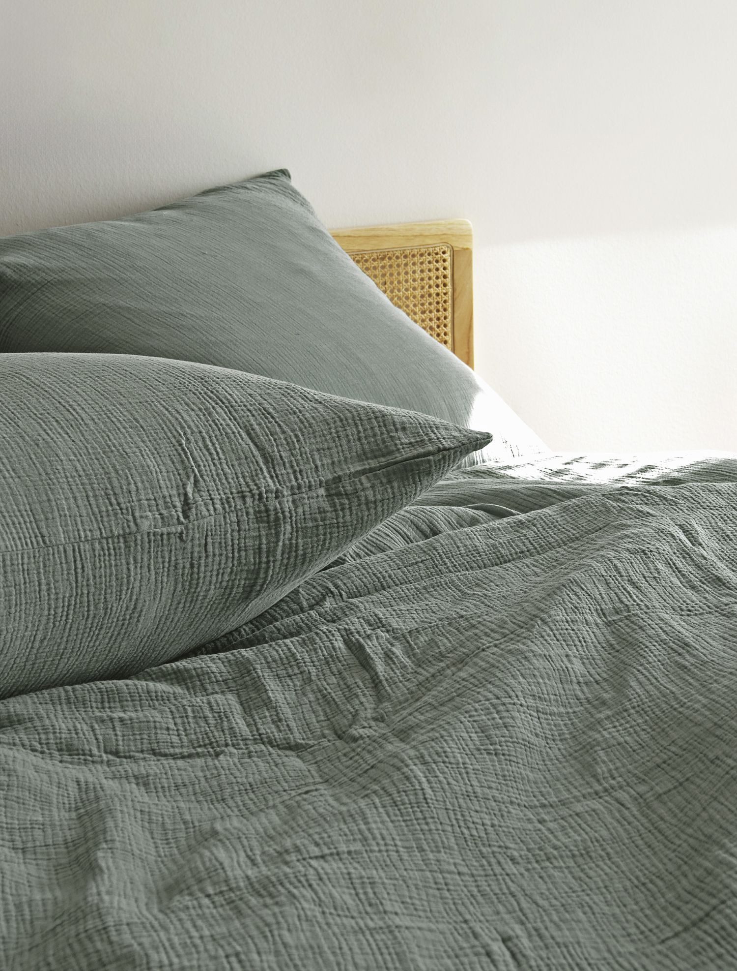 BIERBAUM Bettwäsche Bierbaum Musselin Bettwäsche 135x200 salbei grün uni 4129-30, Musselin, 2 teilig, Locker gewebter und luftiger Musselin