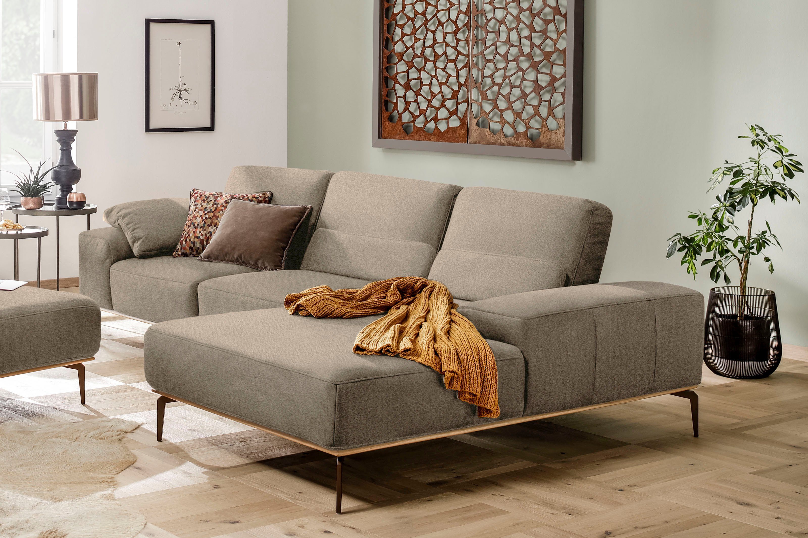 W.SCHILLIG Ecksofa run, Designsofa mit tollem Sitzkomfort, bequem, L-Form, mit Holzsockel, Füße in Bronze pulverbeschichtet, Breite 319 cm