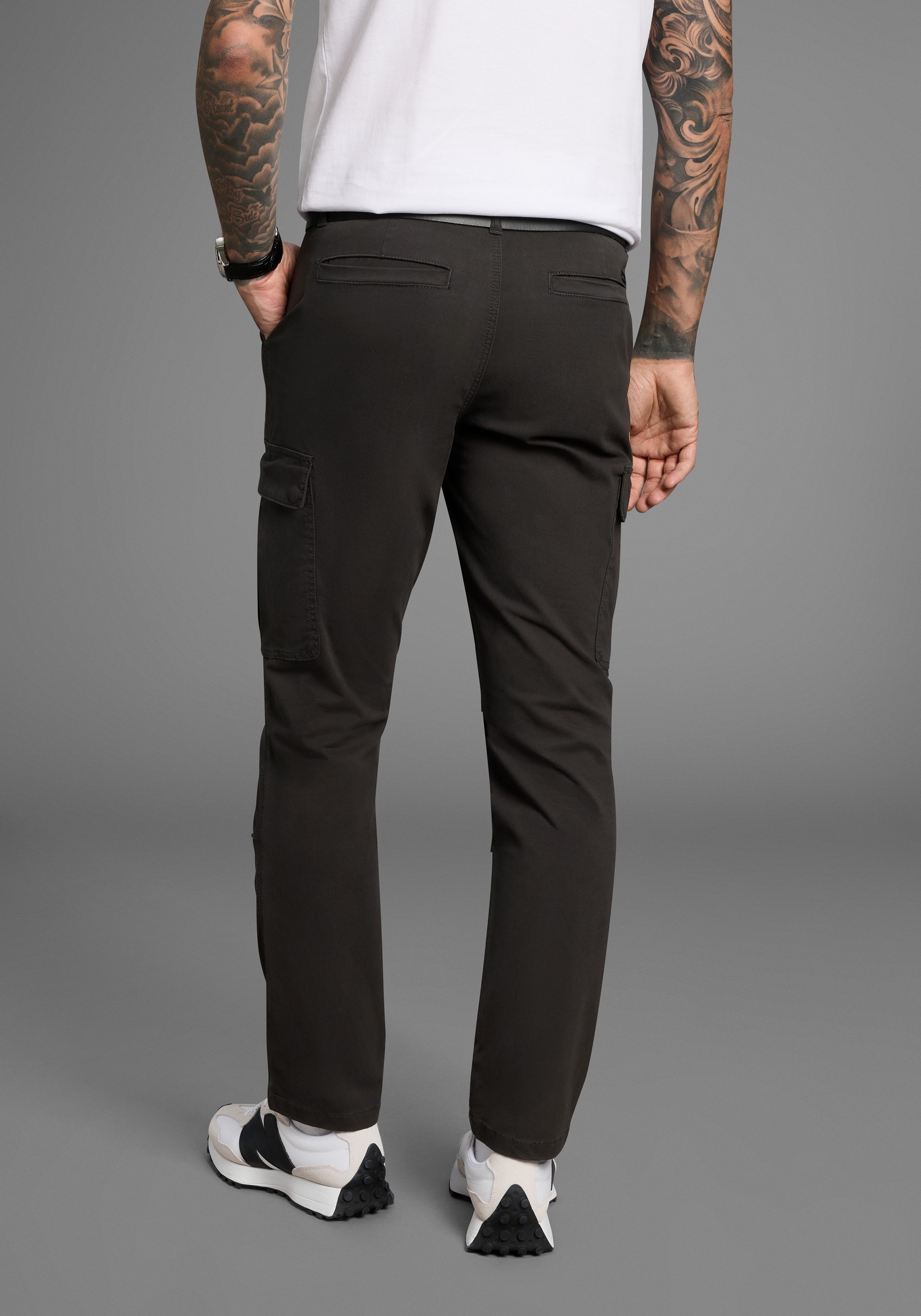 Bruno Banani Cargohose moderne Passform, eng anliegende Cargotaschen