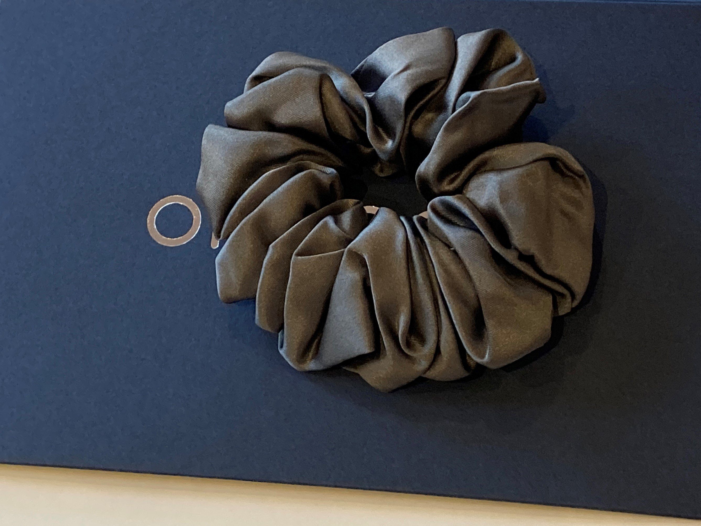 orignee Haargummi Seiden Scrunchies 4er Set, 100% Maulbeerseide, kein Knick,(2×L + 2×S), 4-tlg., 2 Sets – insgesamt 4 Scrunchies (je 1 groß + 1 klein), 100% Maulbeerseide (6A Qualität)