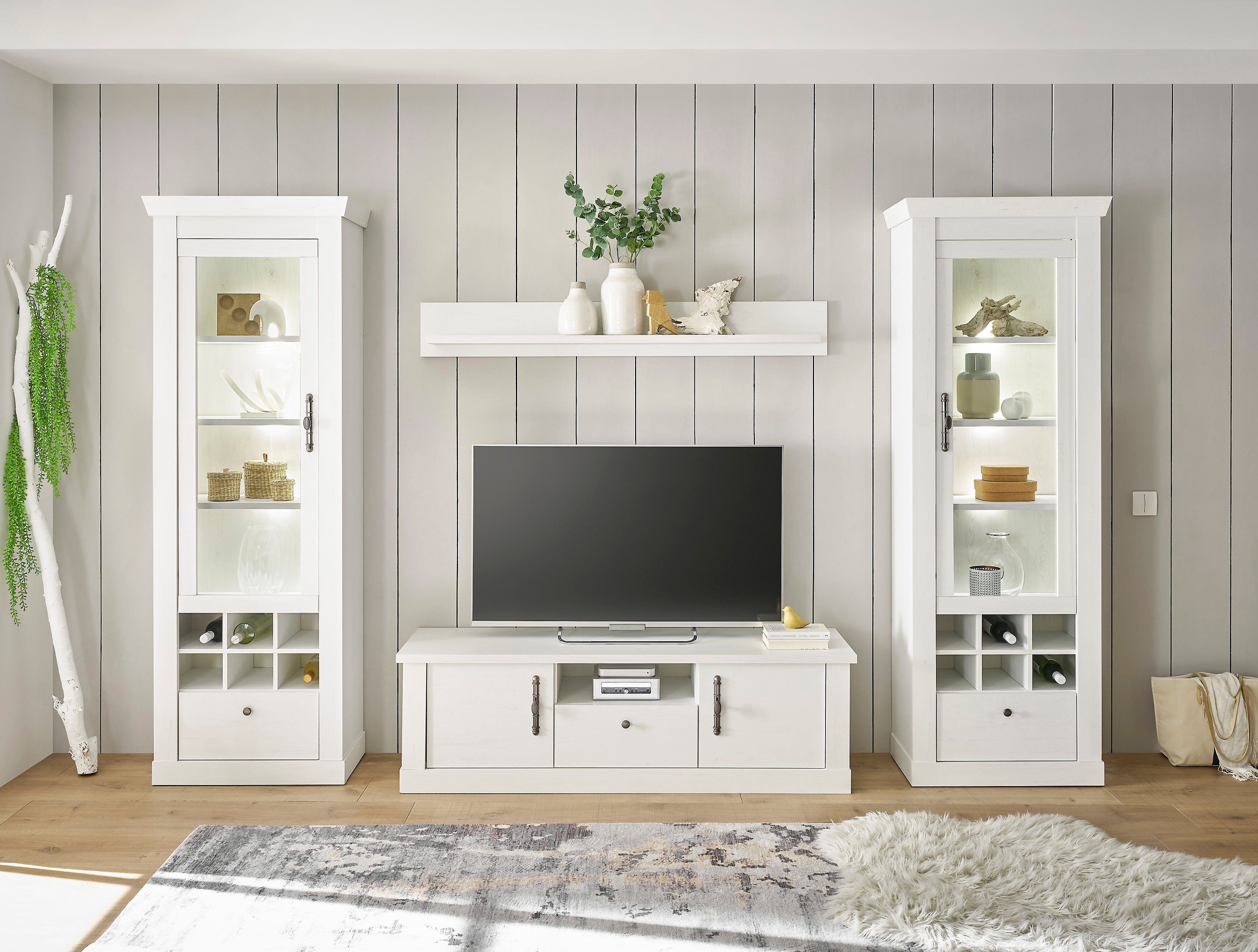 Home affaire Wohnwand RAVENNA, (4-St), im romantischen Landhausstil, Griffe aus Metall, Softclose-Funktion