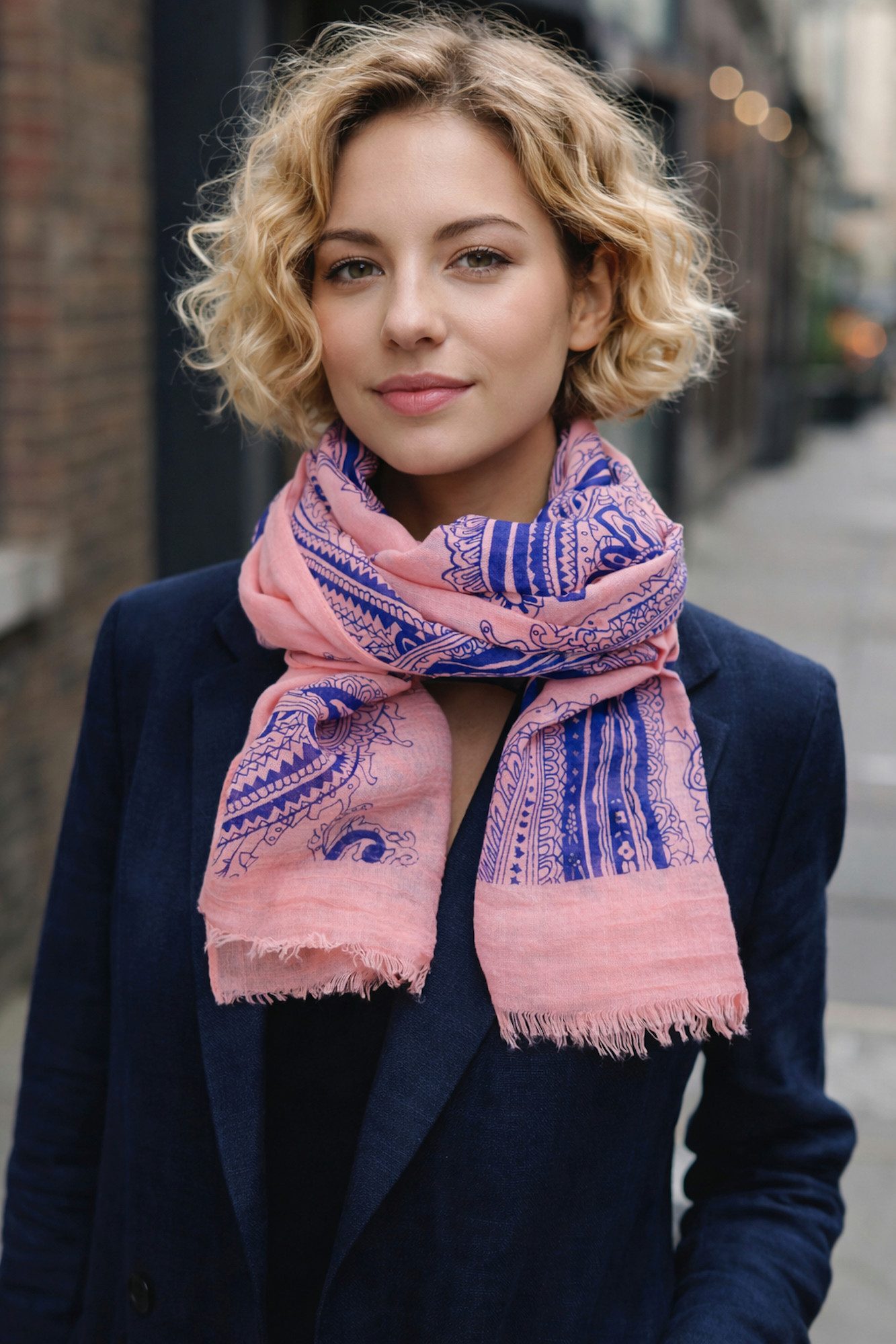 Ella Jonte Modeschal, Eleganter Sommerschal mit floralem Muster in sanften Pastelltönen