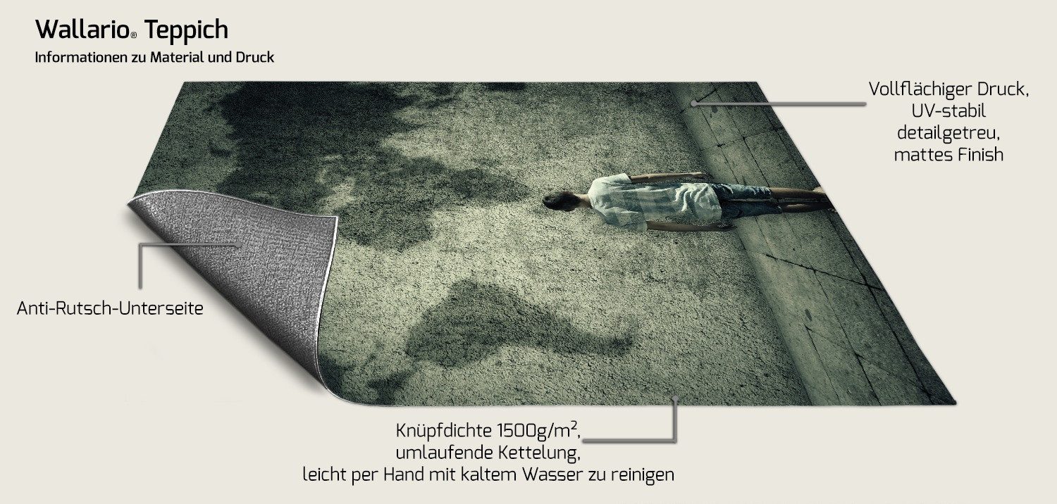 Wallario Teppich Kleiner Junge vor Weltkarte an grauer Beton-Wand, rechteckig, rutschfest