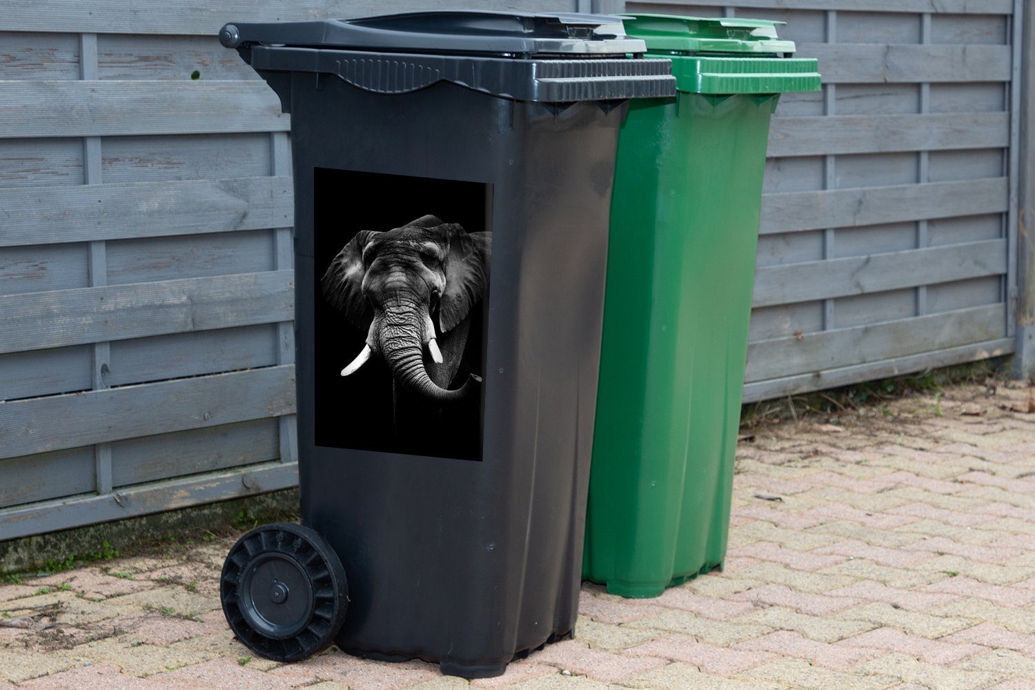 Elefant MuchoWow Mülleimer-aufkleber, Abfalbehälter Sticker, und schwarz Hintergrund Container, Mülltonne, (1 Wandsticker - weiß schwarzem vor St),