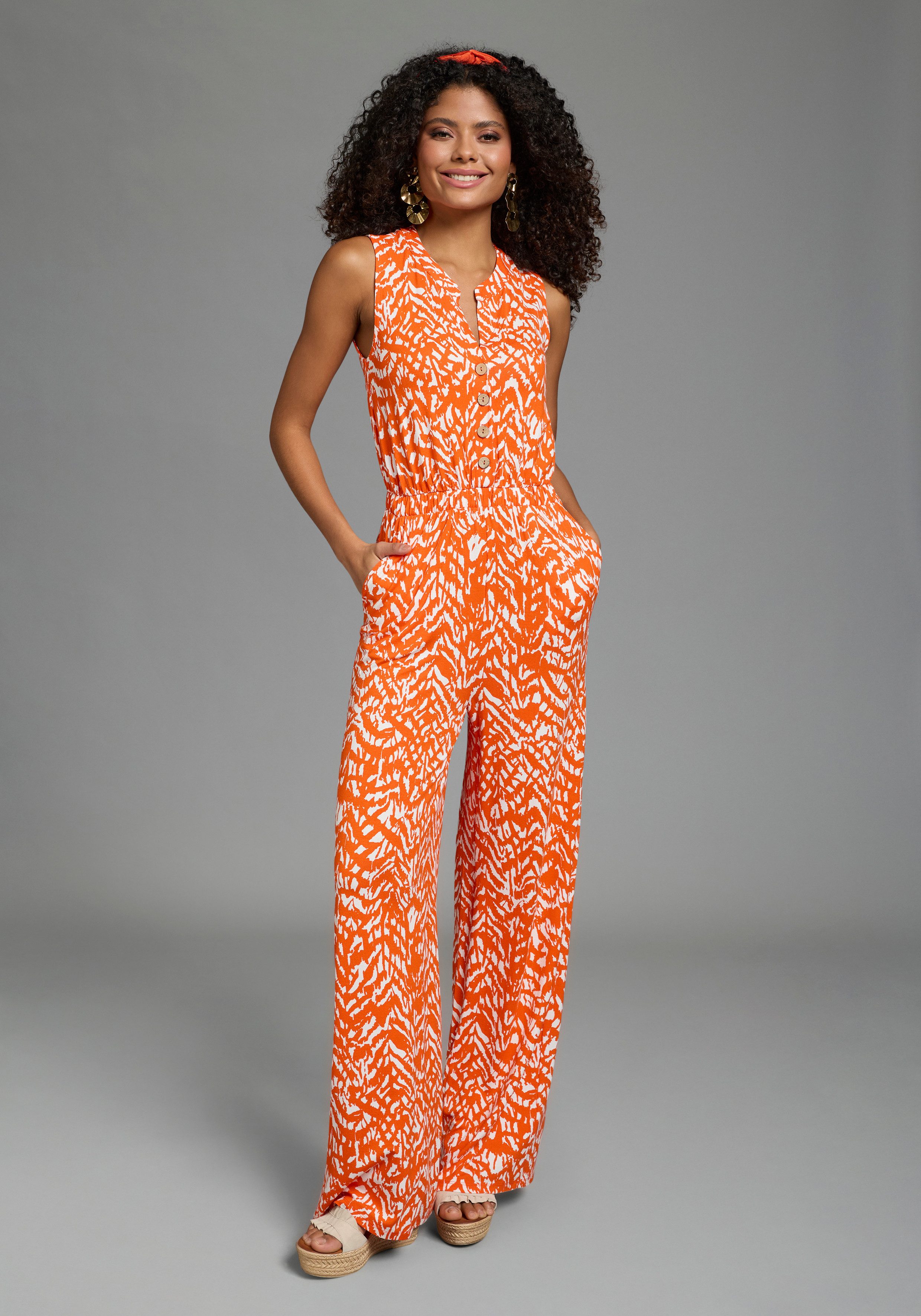 Laura Scott Jumpsuit mit sommerlichem Muster, modisch weites Bein und Knopfleiste