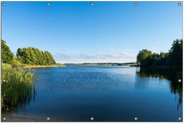 Wallario Sichtschutzzaunmatten Malerischer See mit Schilf unter blauem Himmel