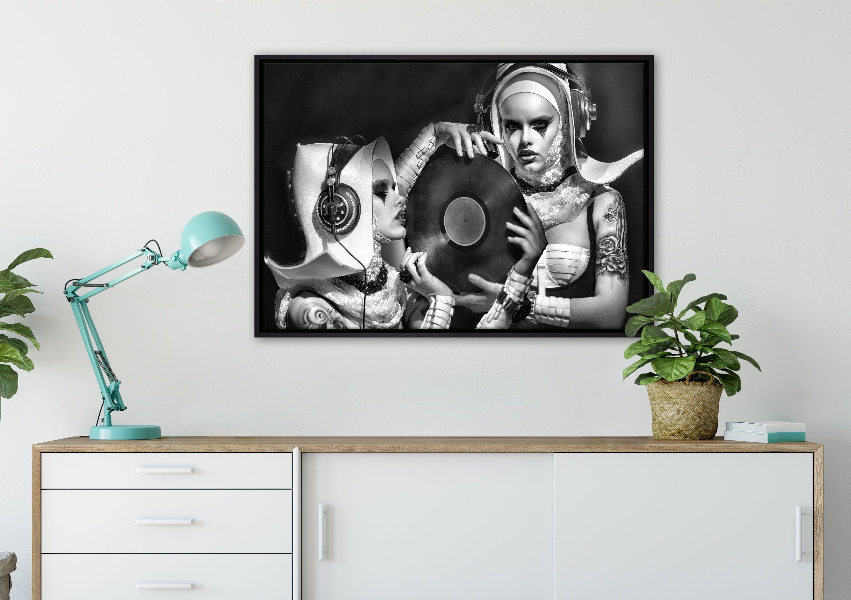 Pixxprint Leinwandbild Mysteriöse DJ Frauen, in Wanddekoration bespannt, fertig einem St), Zackenaufhänger Leinwandbild (1 gefasst, Schattenfugen-Bilderrahmen inkl
