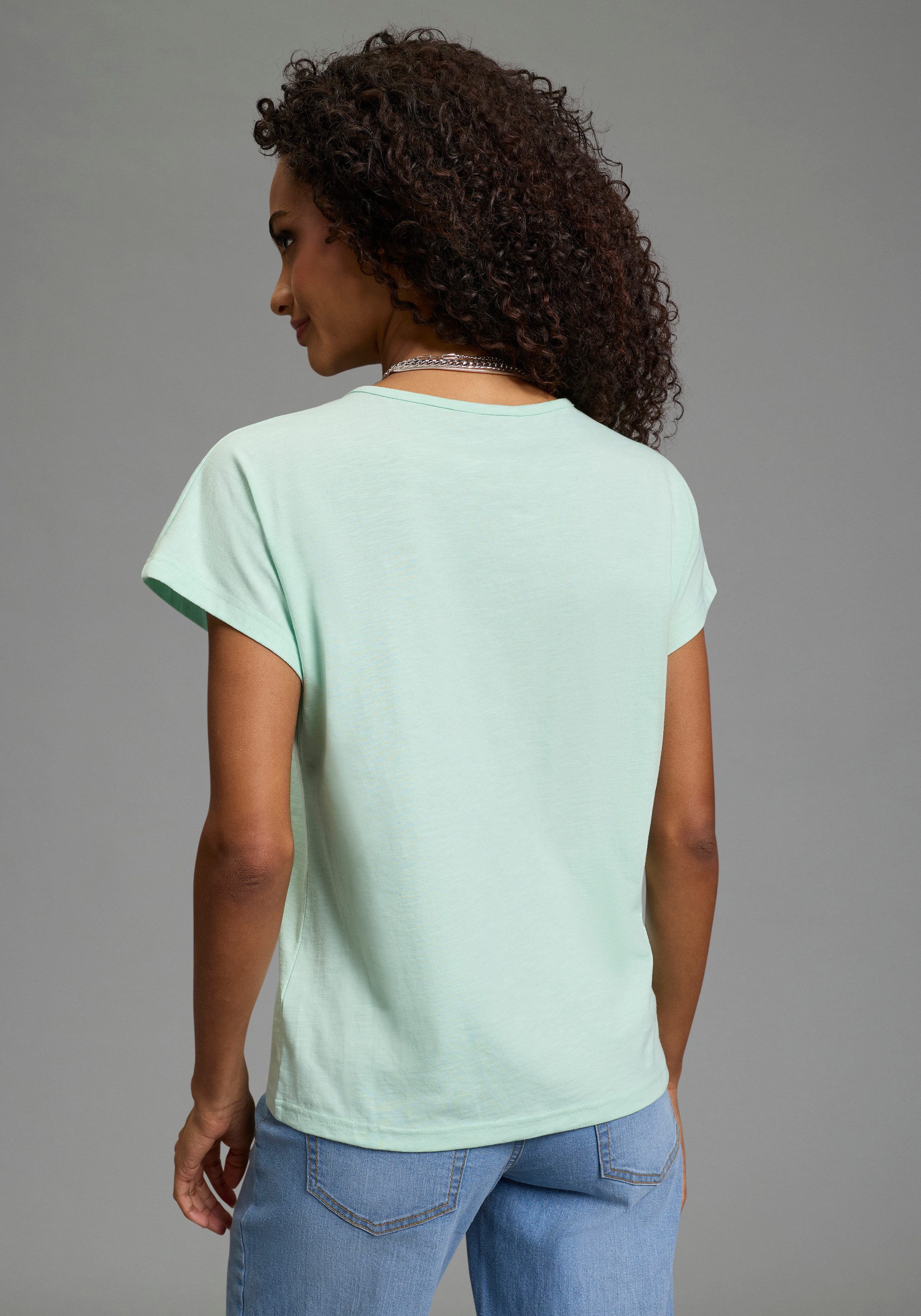 Flashlights V-Shirt V-Ausschnitt, mit Knopfleiste, figurumspielende Passform. € 19,99, (€ 19,99 pro 1 Stk).