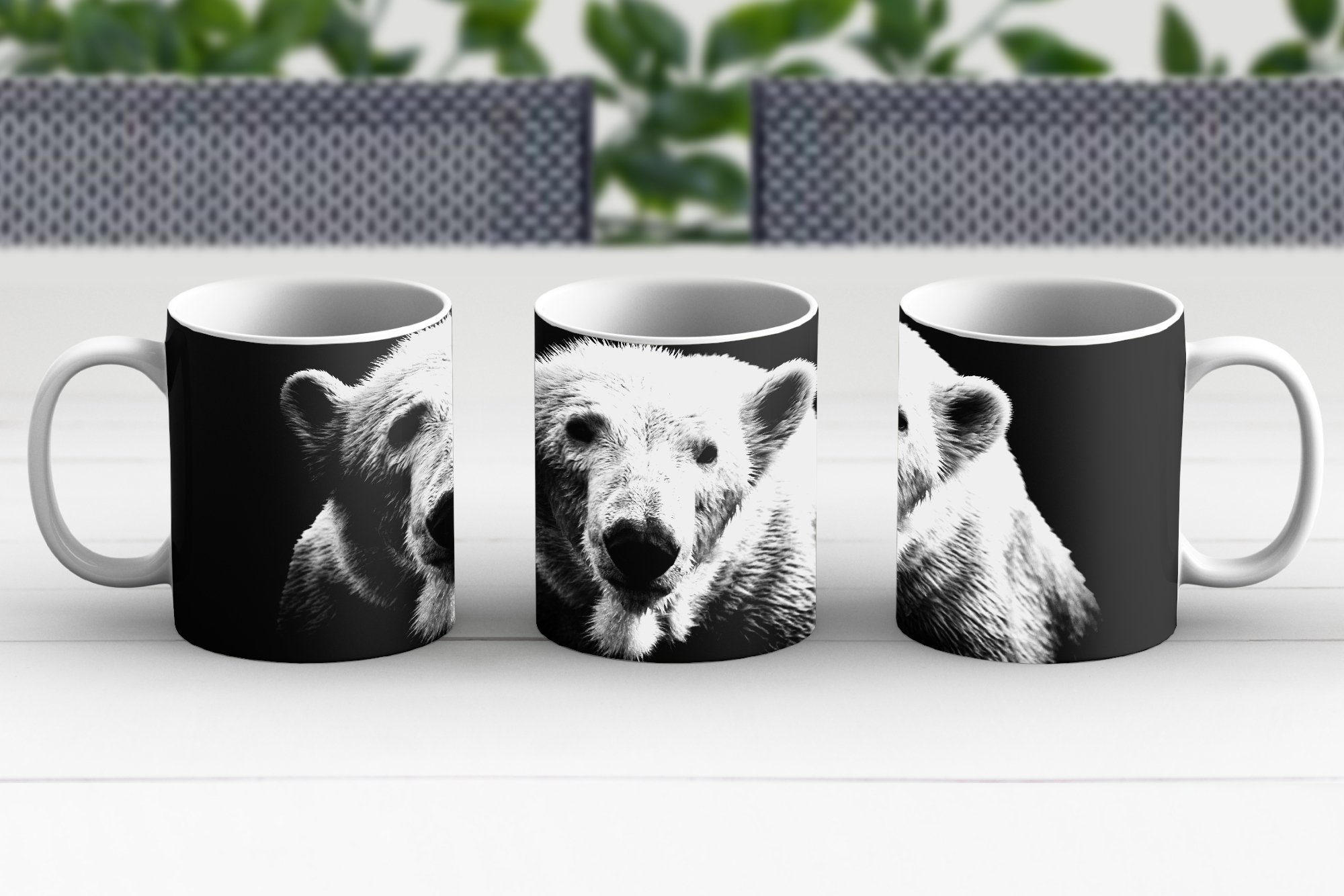 Teetasse, und Porträt Keramik, weiß, Hintergrund schwarz Kaffeetassen, MuchoWow Teetasse, auf Becher, Geschenk Tasse in Eisbär schwarzem