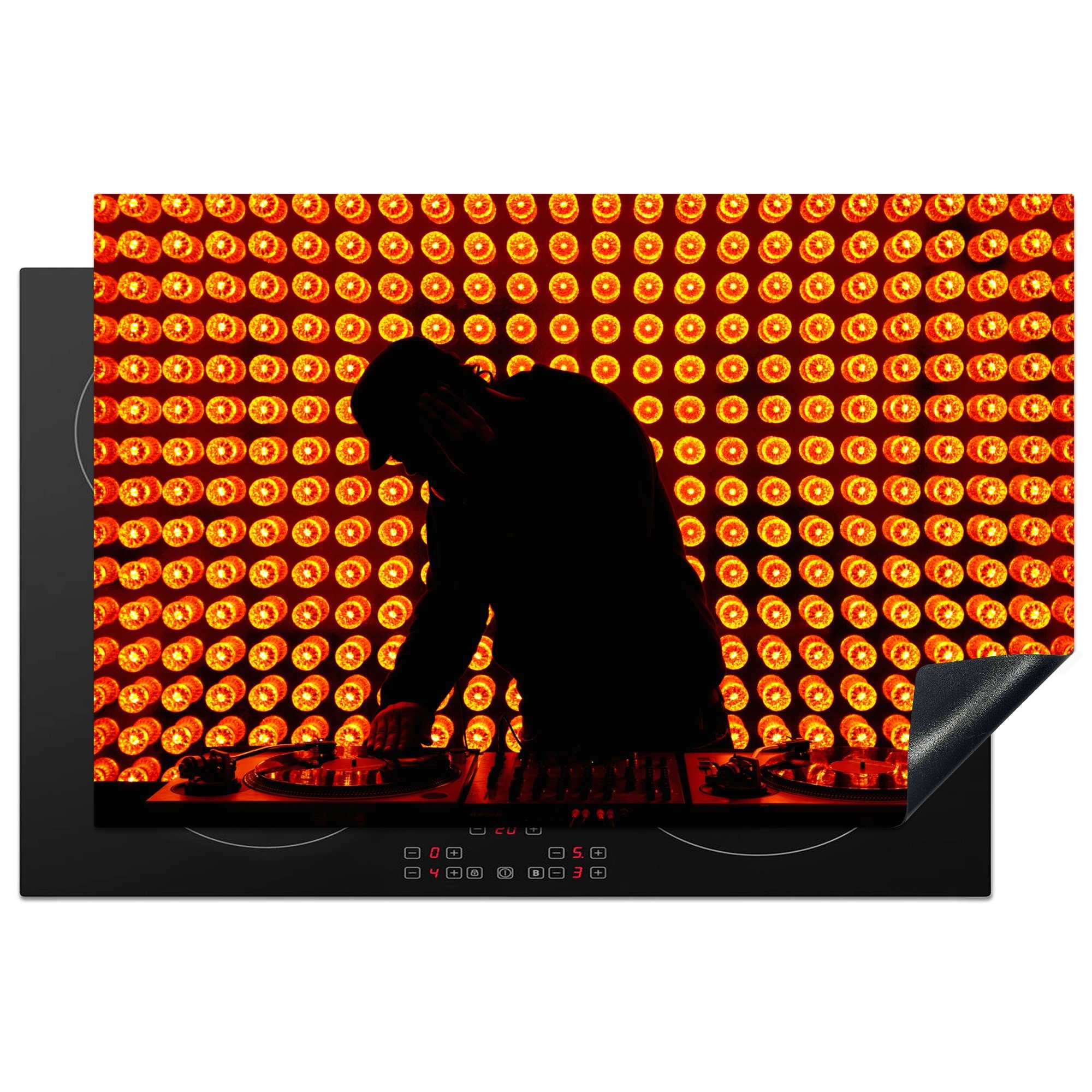 MuchoWow Herdblende-/Abdeckplatte DJ hinter einem Mischpult in orangefarbenem Licht, Vinyl, (1 tlg), 81x52 cm, Induktionskochfeld Schutz für die küche, Ceranfeldabdeckung