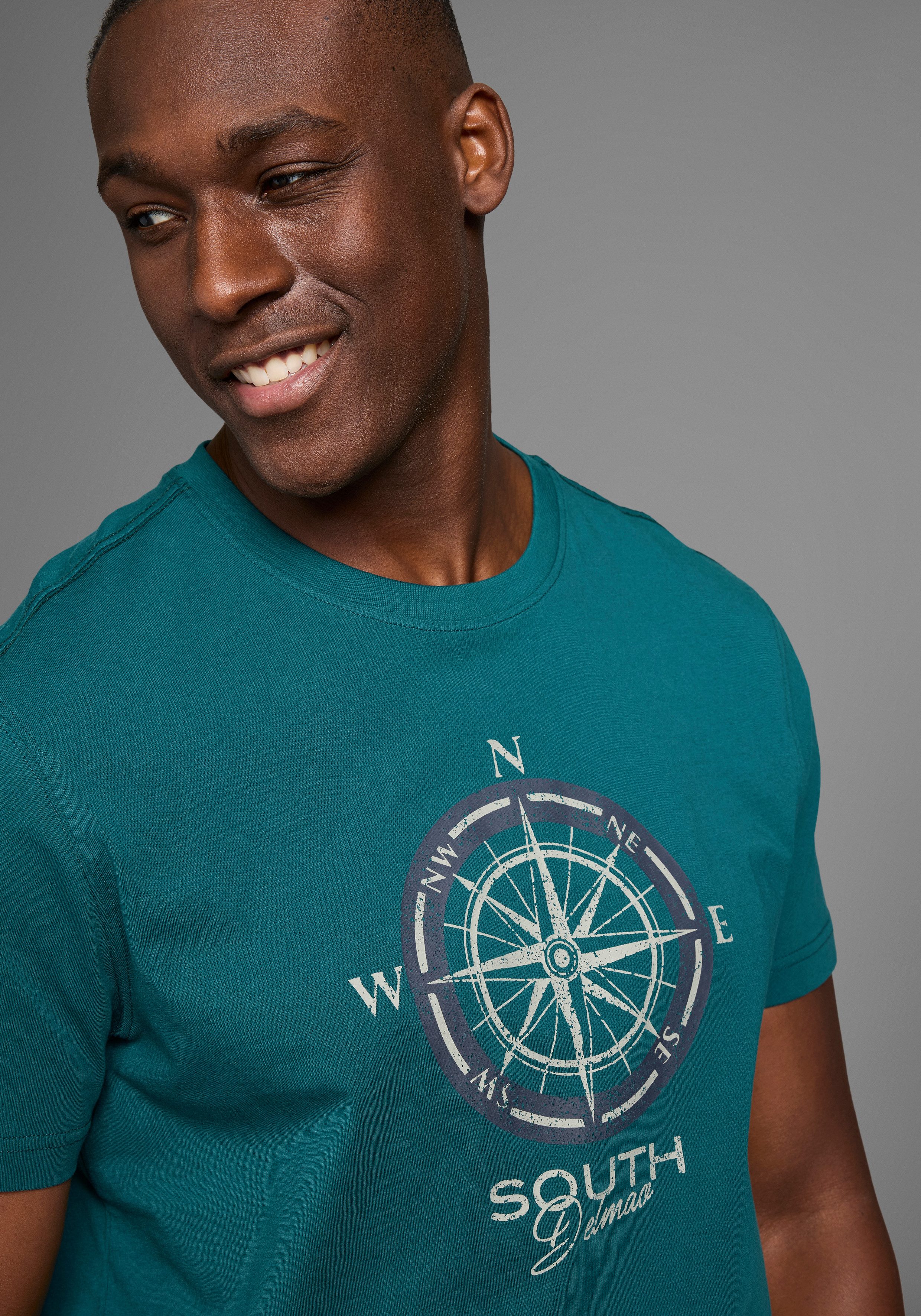 DELMAO T-Shirt Kurzarm, bedruckt, Rundhals, aus Baumwolle. Reduzierter Preis € 10,99. Unverbindliche Preisempfehlung € 12,99, (€ 10,99 pro 1 Stk)