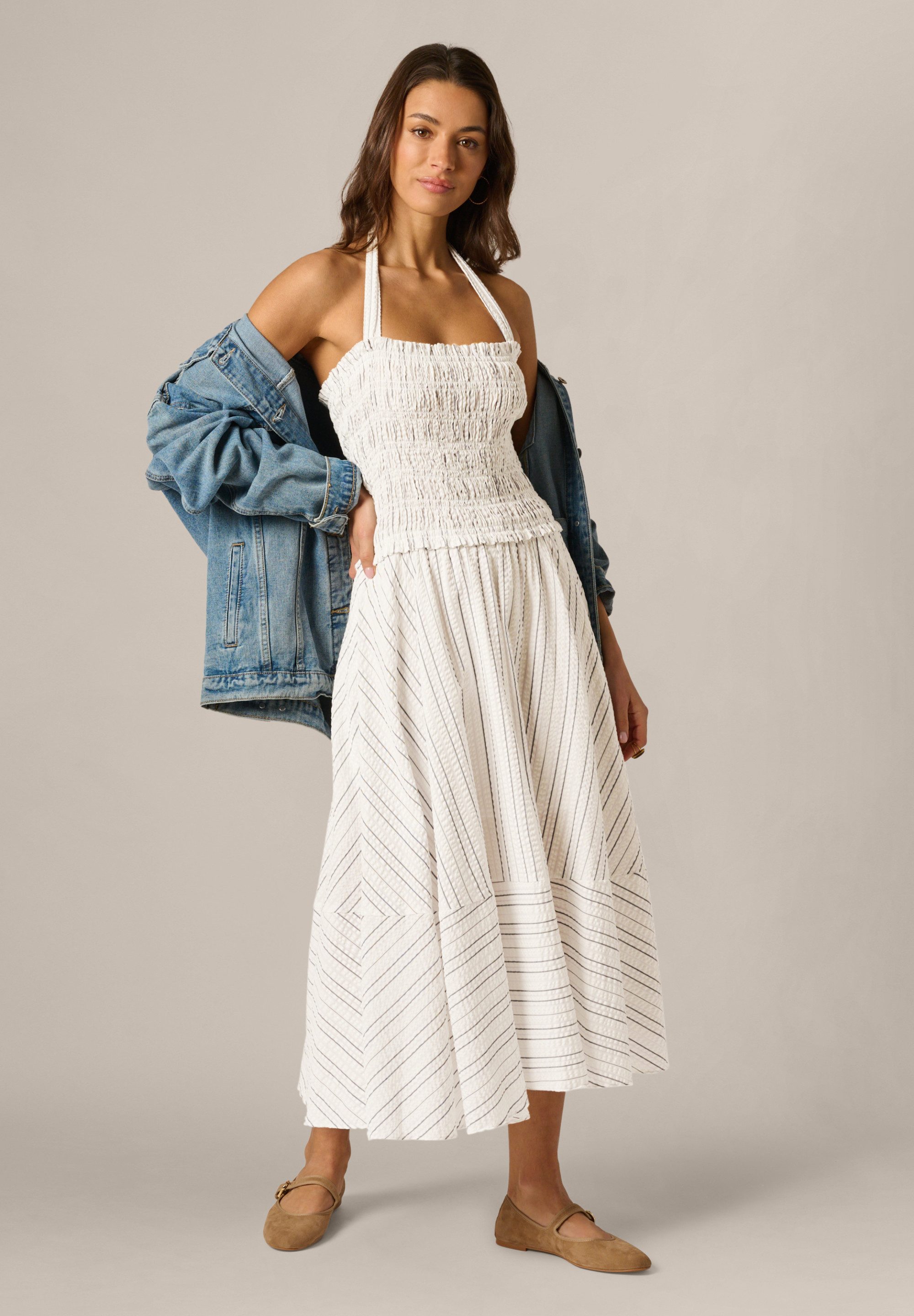 Adrianna Papell Sommerkleid Smocked Midi Dress Tailliertes, gestreiftes Seersucker-Halterkleid