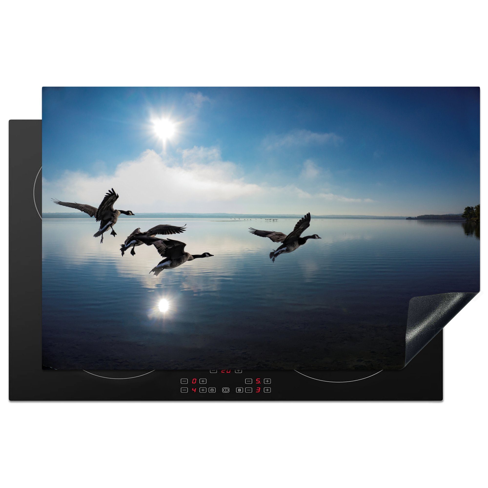 MuchoWow Herdblende-/Abdeckplatte Eine Silhouette von Gänsen, die an einem sonnigen Tag über das Wasser, Vinyl, (1 tlg), 81x52 cm, Induktionskochfeld Schutz für die küche, Ceranfeldabdeckung