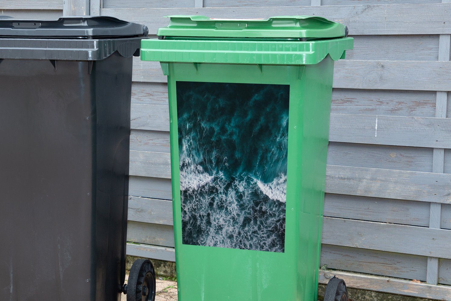 St), Mülleimer-aufkleber, auf Abfalbehälter Container, dem der (1 Wasser Wandsticker Mülltonne, Surfer Sticker, Vogelperspektive aus MuchoWow