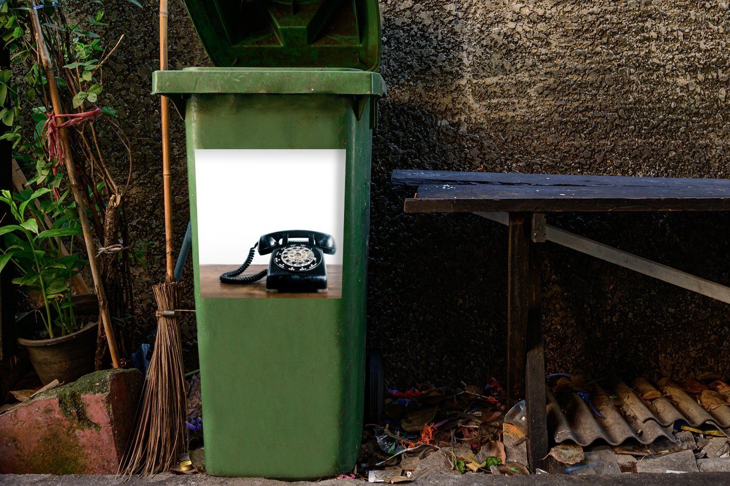 Holztisch Mülltonne, Abfalbehälter auf MuchoWow Wandsticker eines einem Retro-Telefons Illustration Sticker, Container, schwarzen (1 St), Mülleimer-aufkleber,