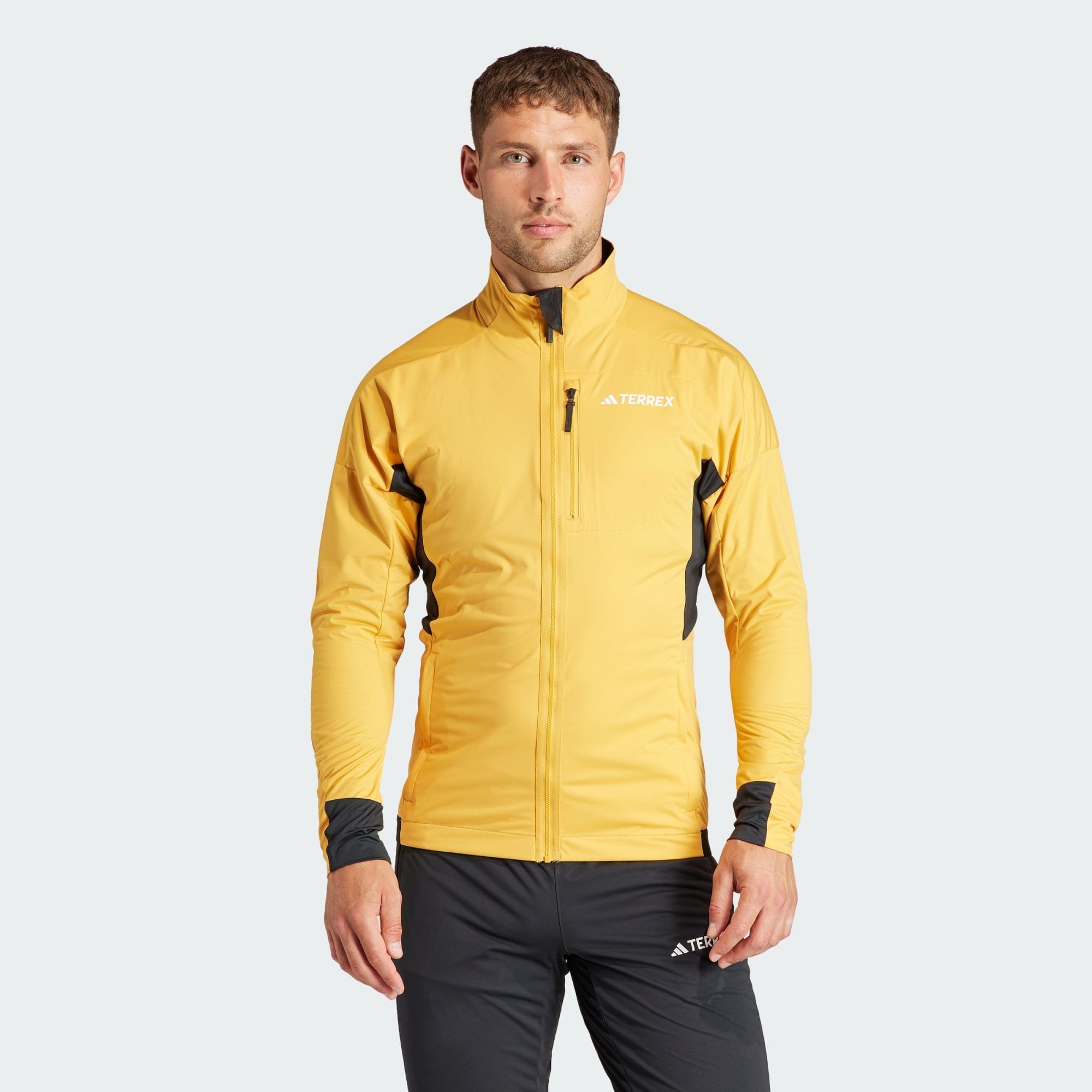 Dieses adidas cm XPERIOR JACKE, Model SHELL SOFT Outdoorjacke trägt und groß CROSS-COUNTRY Größe TERREX SKI 186 ist TERREX