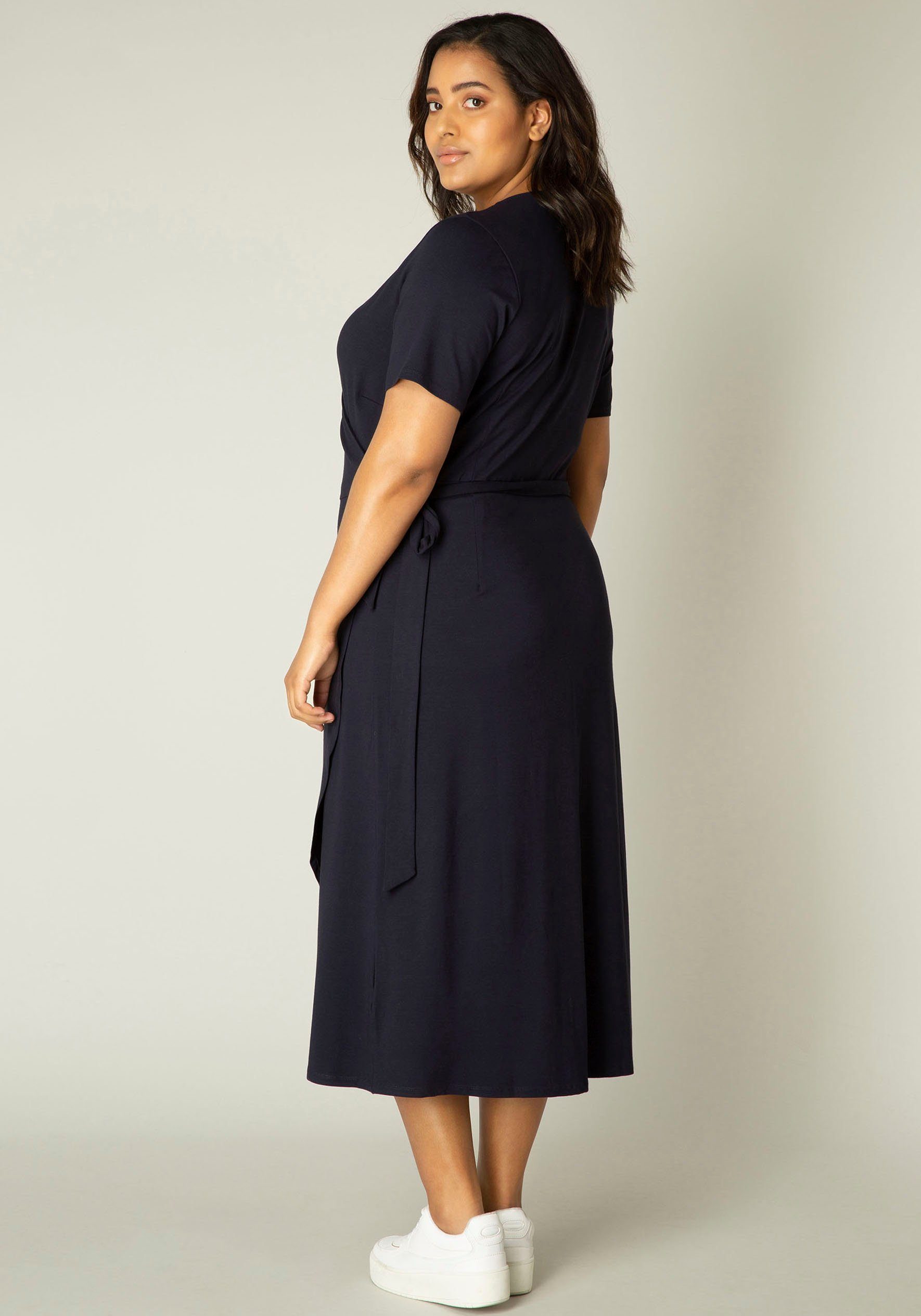 Base Level blue Curvy Weich Abbie navy fließende dark Wickelkleid Viskose-Mischqualität