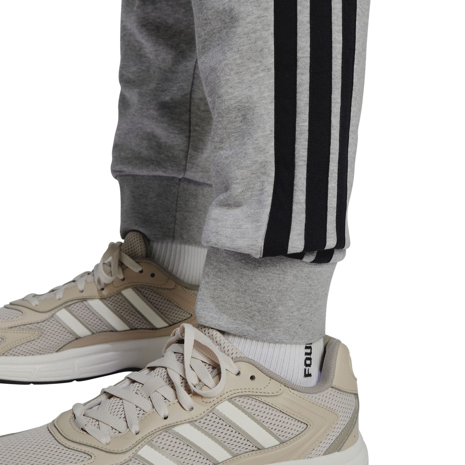 adidas Sportswear Jogginghose Essentials 3-Streifen French Terry Hose mit markentypischen Details