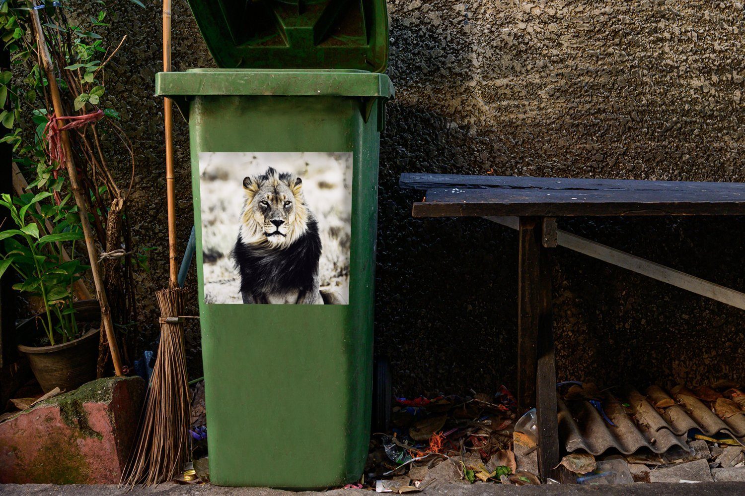 St), Sticker, (1 Löwe Wandsticker Abfalbehälter - Tiere MuchoWow Wilde Schwarz - Mülleimer-aufkleber, Mülltonne, Container,