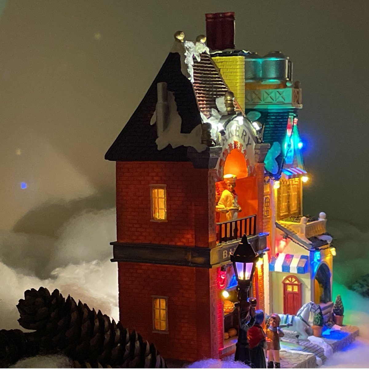 Weihnachtsbaum sich Beleuchtung,Musik e4fun drehenden Weihnachtsdorf Bäckerei und LED