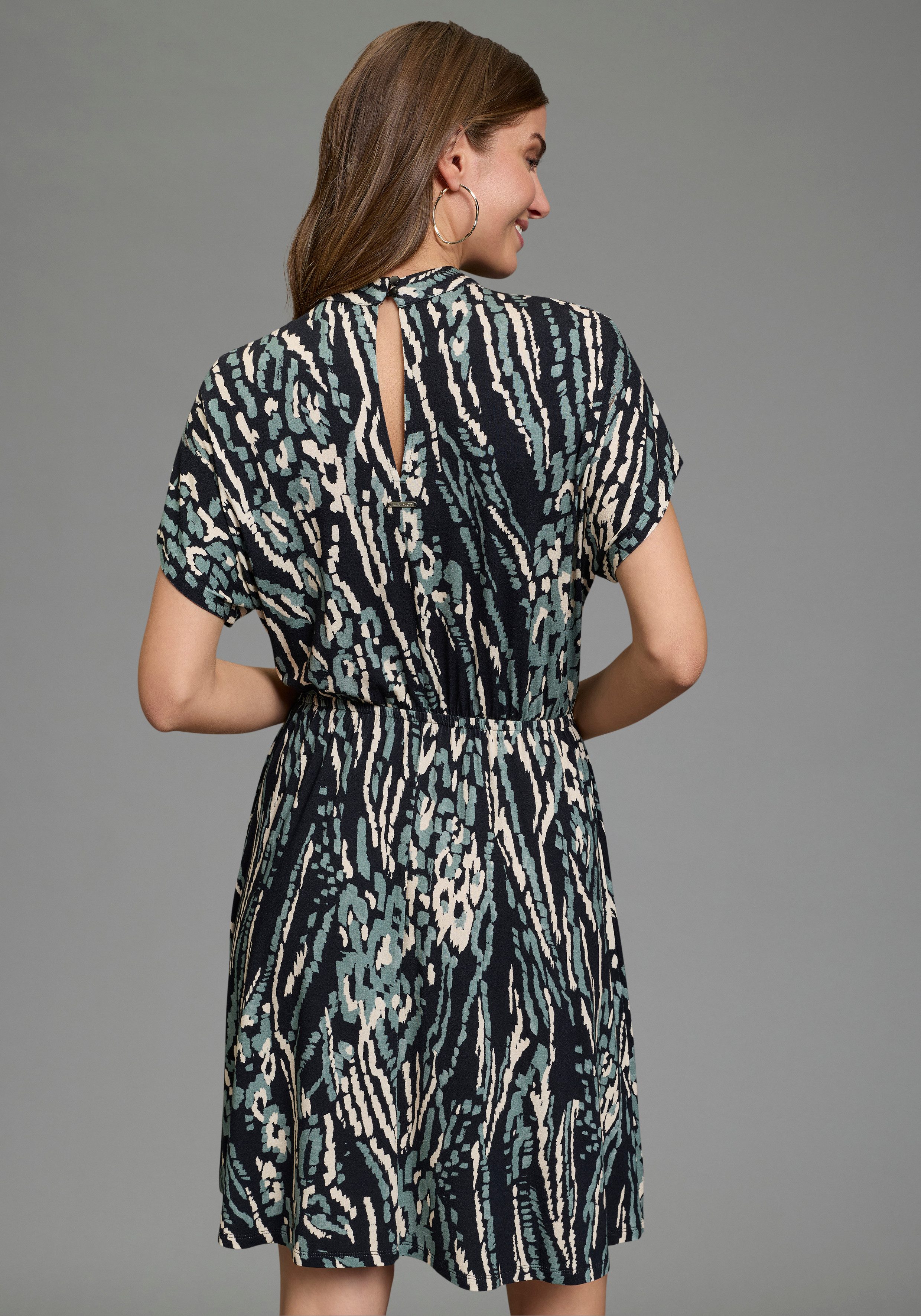 Laura Scott Sommerkleid hoch geschlossener Ausschnitt, aus Jersey, Abstrakt gemustert. € 49,99, (€ 49,99 pro 1 Stk).