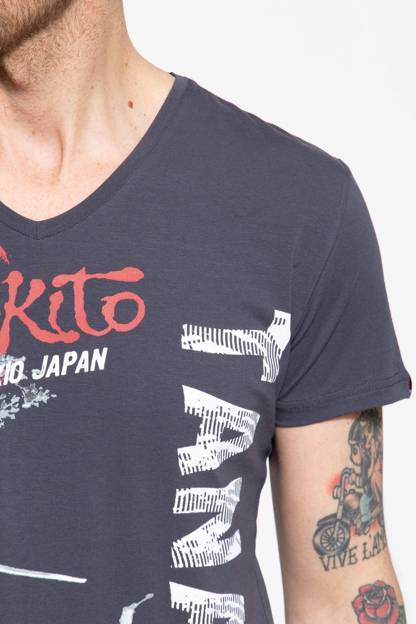 mit anthrazit Tanaka Print Akito Strong T-Shirt