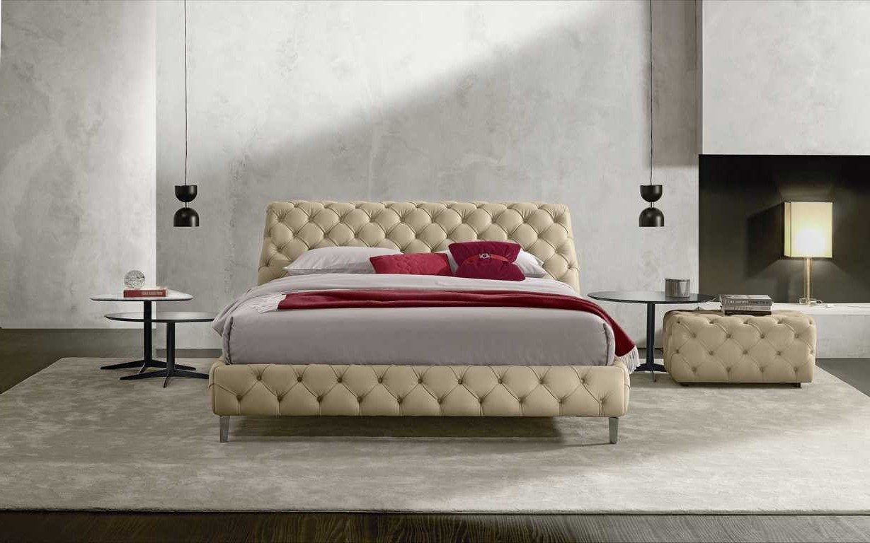 Polsterbett Luxuriöses Chesterfield Bett mit elegantem Holzrahmen