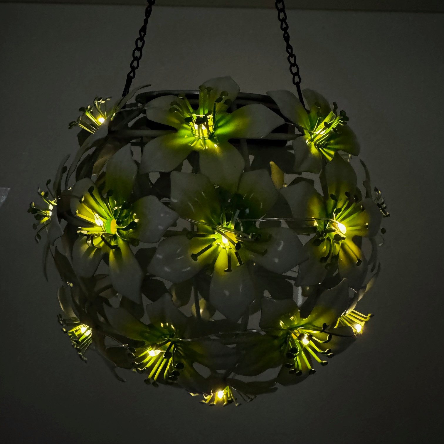 Online-Fuchs LED Gartenleuchte Hibiskusblüten zum Aufhängen mit LED-Lichterkette und Solarpanel, 30 LEDs, Warmweiß, stimmungsvolle Beleuchtung für den Außenbereich