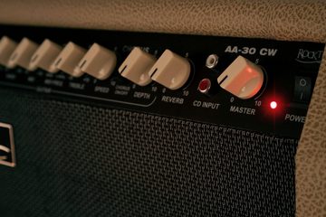 Rocktile AA-30 Eric Akustikverstärker Verstärker (Anzahl Kanäle: 2 (Mikrofon und Gitarre), 30 W, Comboverstärker - 4-Band EQ - Reverb-Effekt für Gesang und Gitarre)