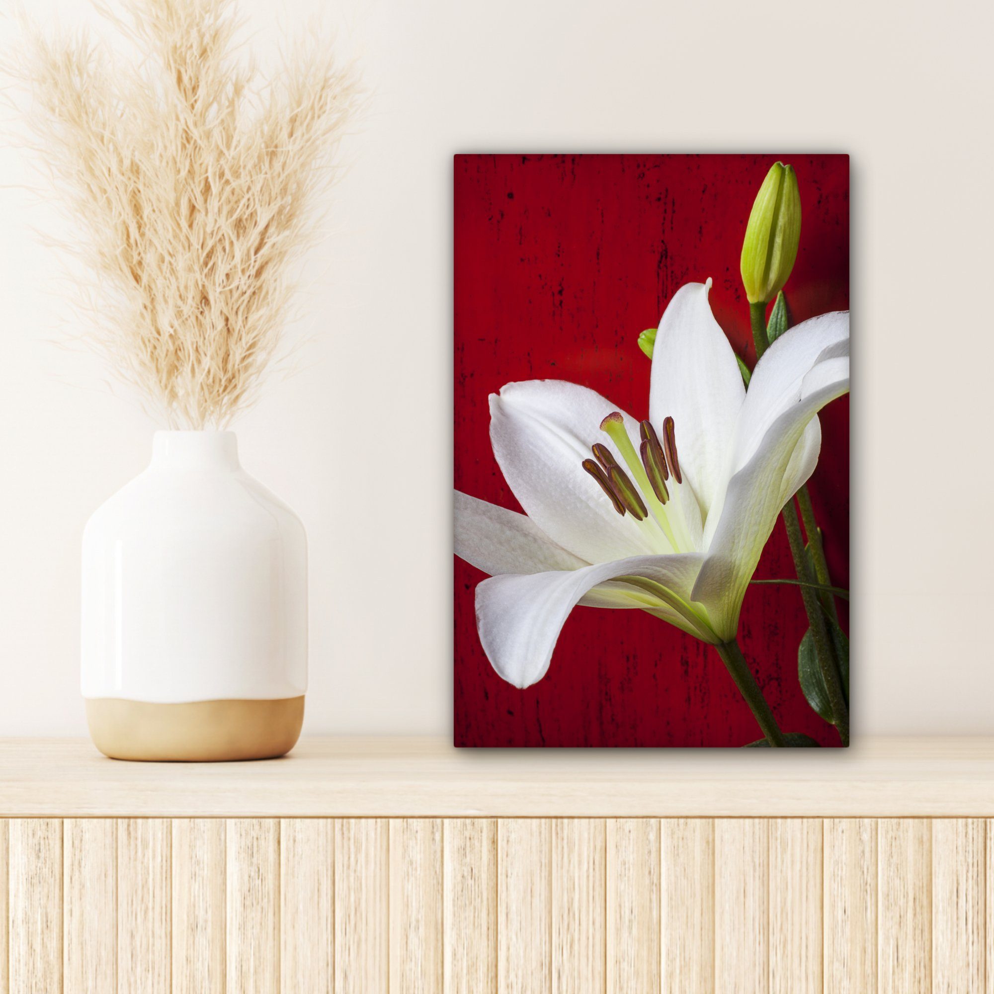 OneMillionCanvasses® Leinwandbild Weiße Wand, bespannt Zackenaufhänger, roten einer vor inkl. St), 20x30 Gemälde, Leinwandbild (1 fertig cm Lilie