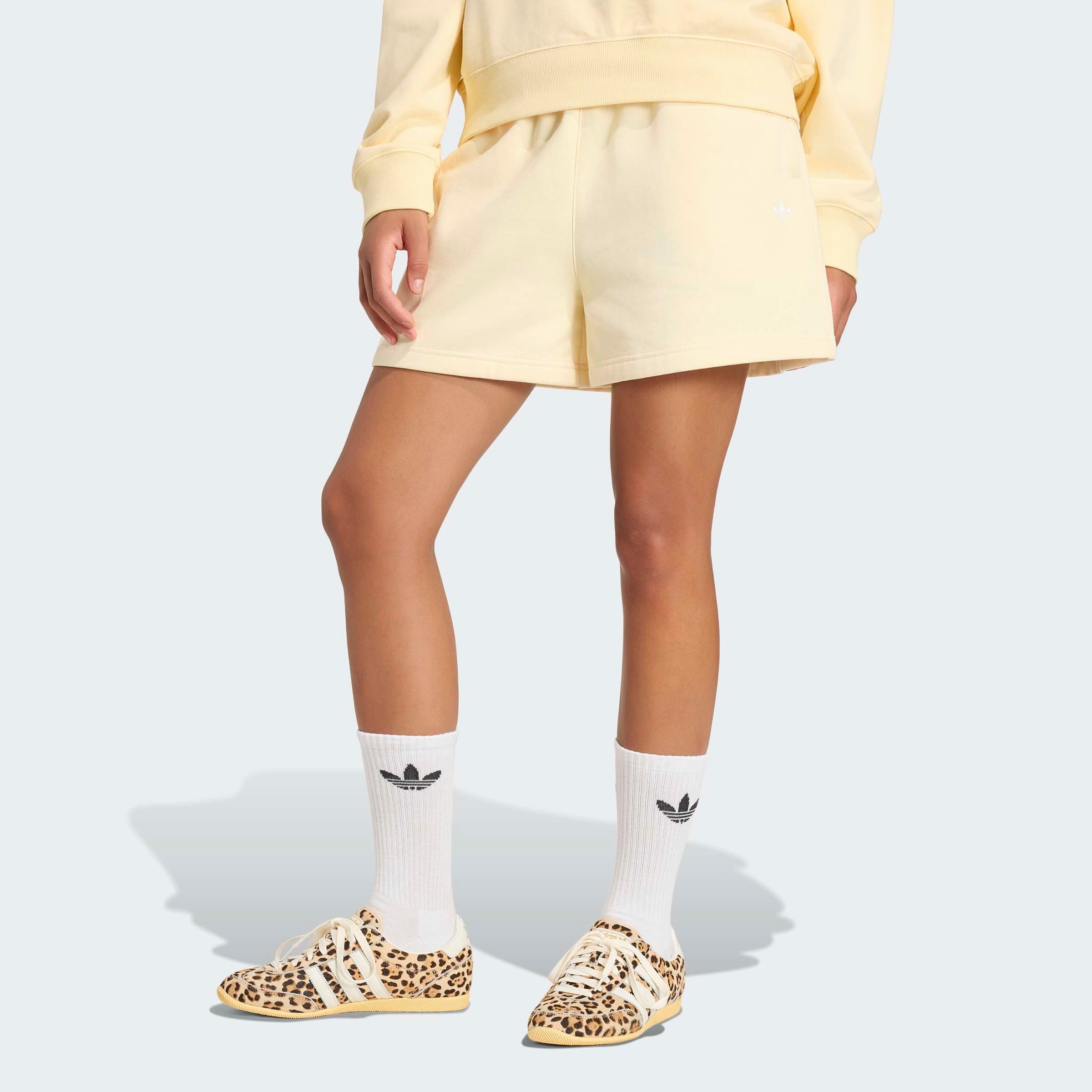 adidas Originals Shorts ESS FL mit engem Schnitt, aus Baumwolle und Polyester