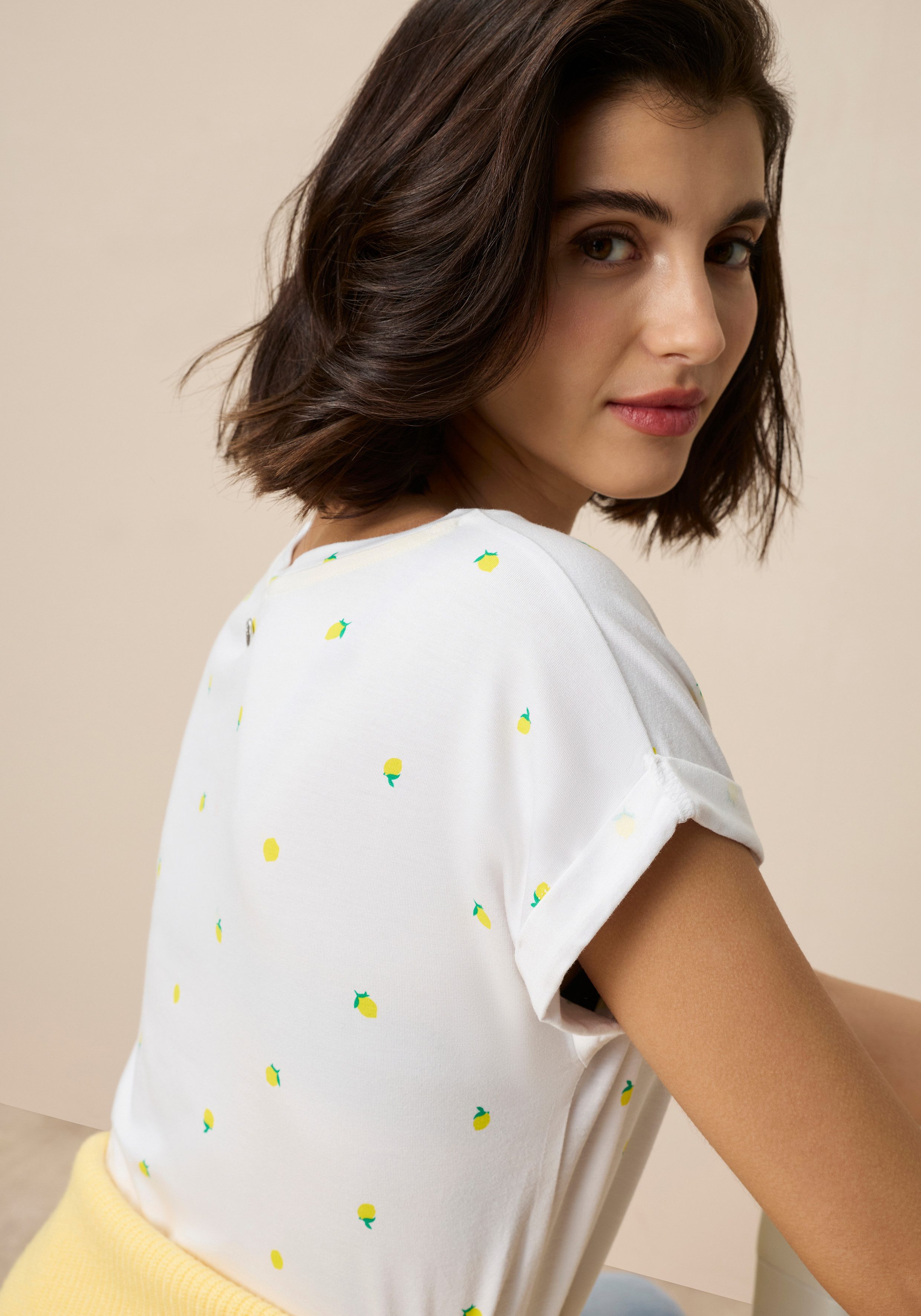 Tamaris T-Shirt mit femininen Allover-Print und lässiger Passform. € 26,99, (€ 26,99 pro 1 Stk).