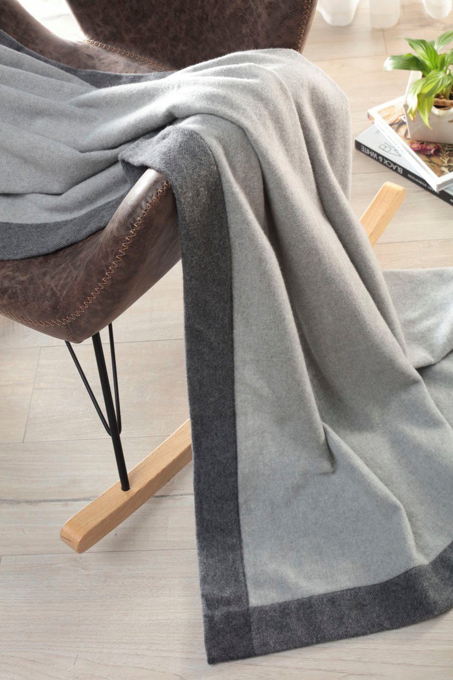 Wolldecke Prado, grey mit kontrastfarbenen Umschlagsaum Biederlack