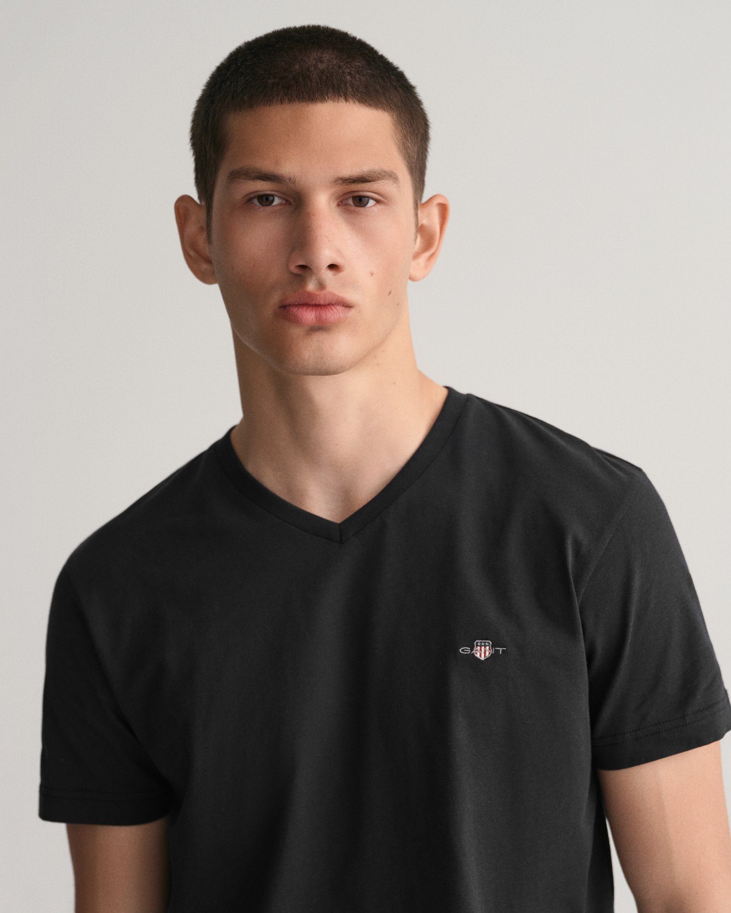 Brust auf V-NECK einer black SLIM T-SHIRT mit Gant der Logostickerei kleinen T-Shirt SHIELD