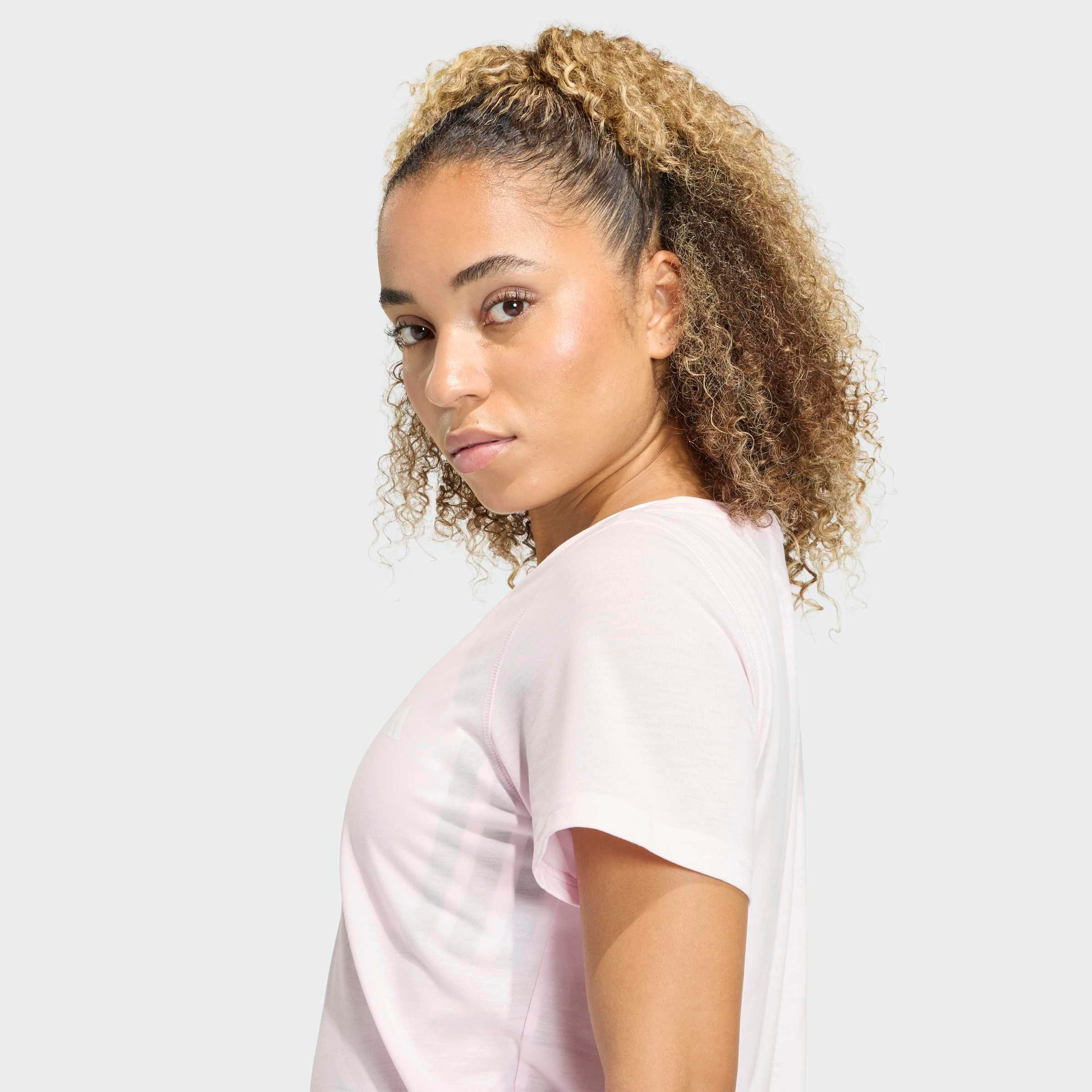 adidas Performance T-Shirt WORKOUT ESSENTIALS MIT TIEFEM AUSSCHNITT für sportliche Looks im Alltag und beim Training, ohne Verschluss