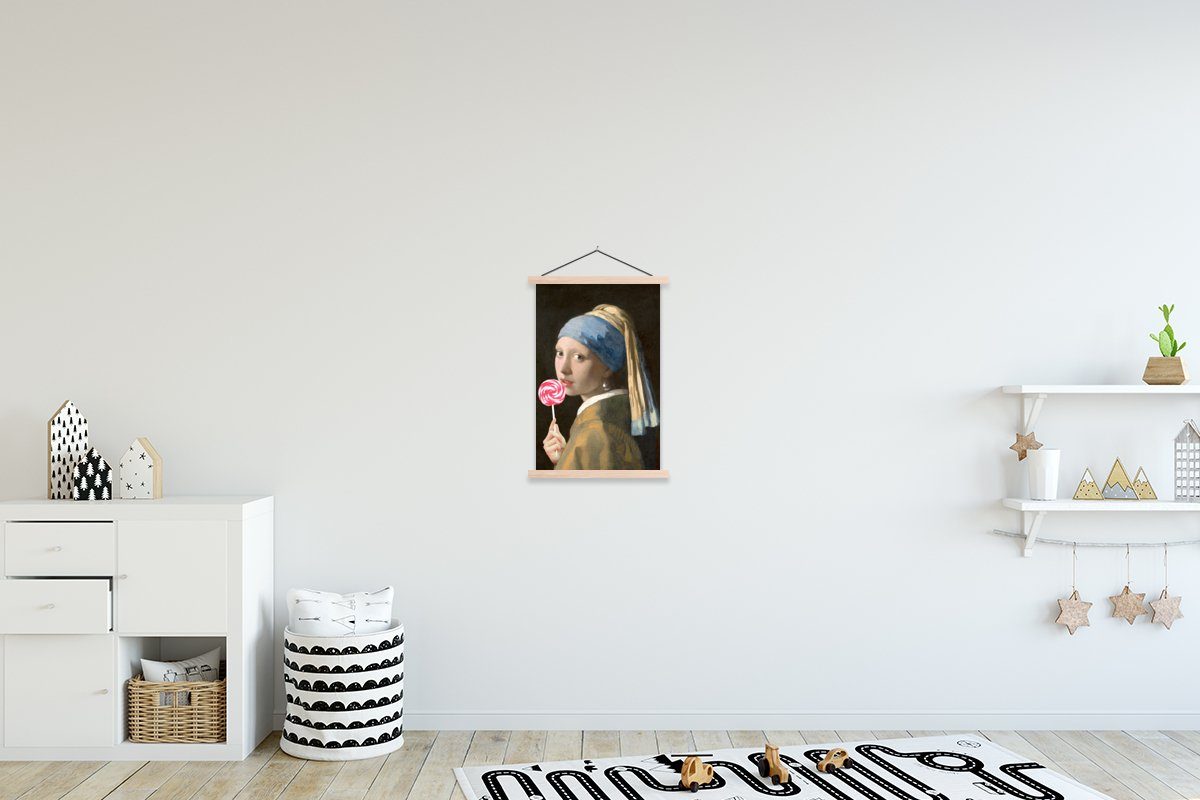 MuchoWow Poster Mädchen mit Perlenohrring - Johannes Vermeer - Lollipop - Rosa, (1 St), Posterleiste, Textilposter für Wohnzimmer, Bilderleiste, Magnetisch | Poster
